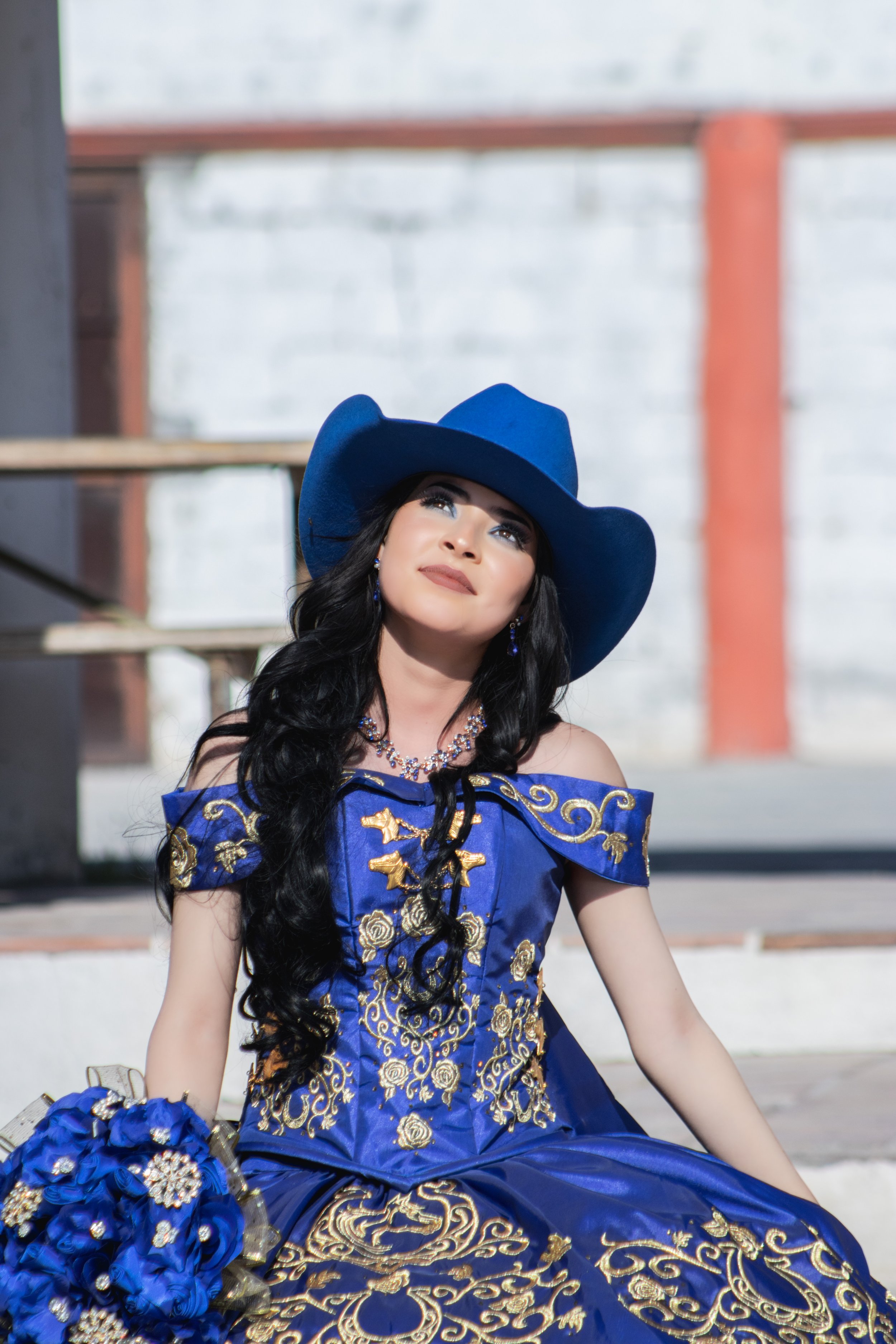 Retrato emocional en luz dura bien dirigida; sombras limpias y acentos en maquillaje y joyería. Buscamos un gesto aspiracional y glam.