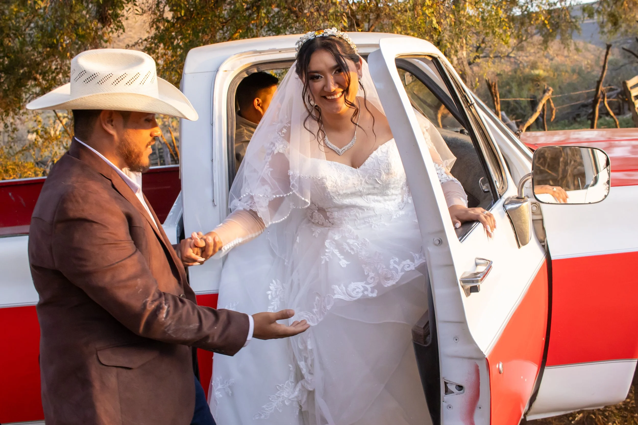 Registro espontáneo con luz natural cálida, capturando la emoción genuina del momento. La escena combina narrativa, movimiento y expresión, reflejando uno de los instantes más significativos de la boda.