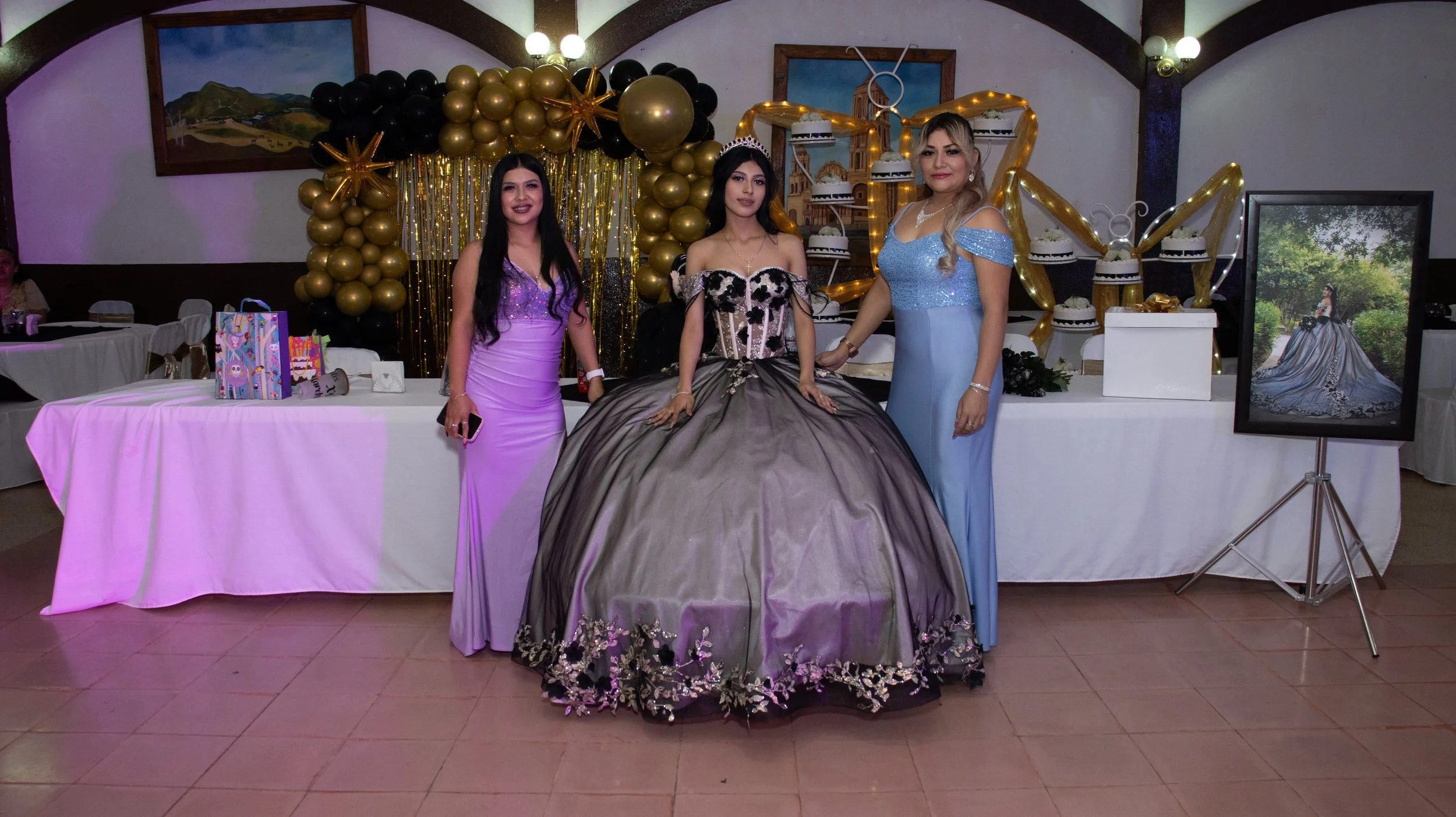 Retrato social con luz uniforme para mantener colores fieles del decorado (negro y dorado) y el vestido. Cuidamos líneas verticales y espacio negativo para un resultado limpio y elegante.