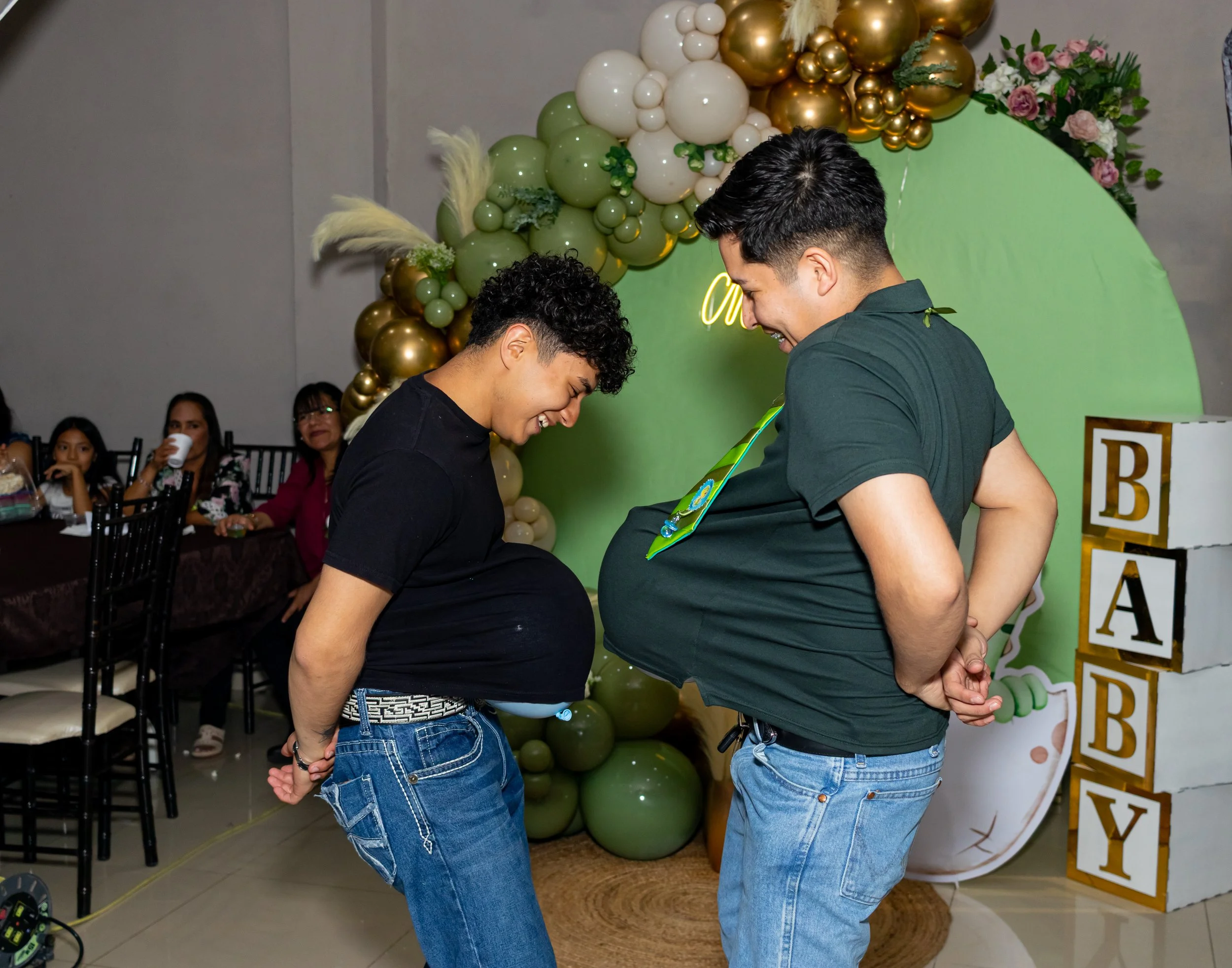 Capturamos movimiento y complicidad con una composición frente a frente. El set de globos queda como telón y la luz direccional realza gestos y texturas.