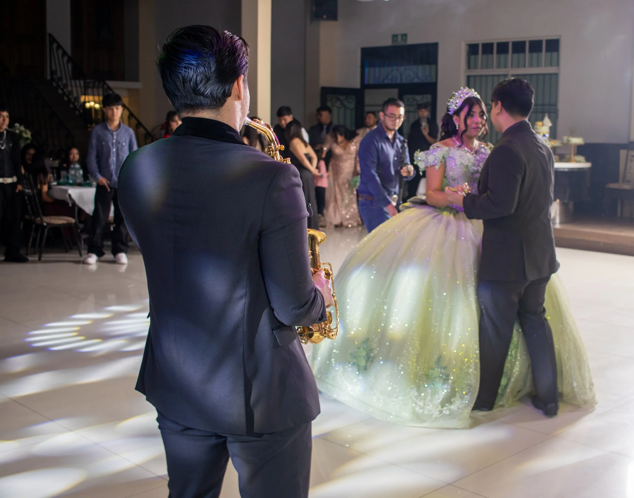 Captura dinámica con iluminación escénica y congelado de movimiento, integrando al músico como parte narrativa de la escena. Transmitimos emoción, elegancia y ritmo, documentando el ambiente real del evento sin intervenir la acción.