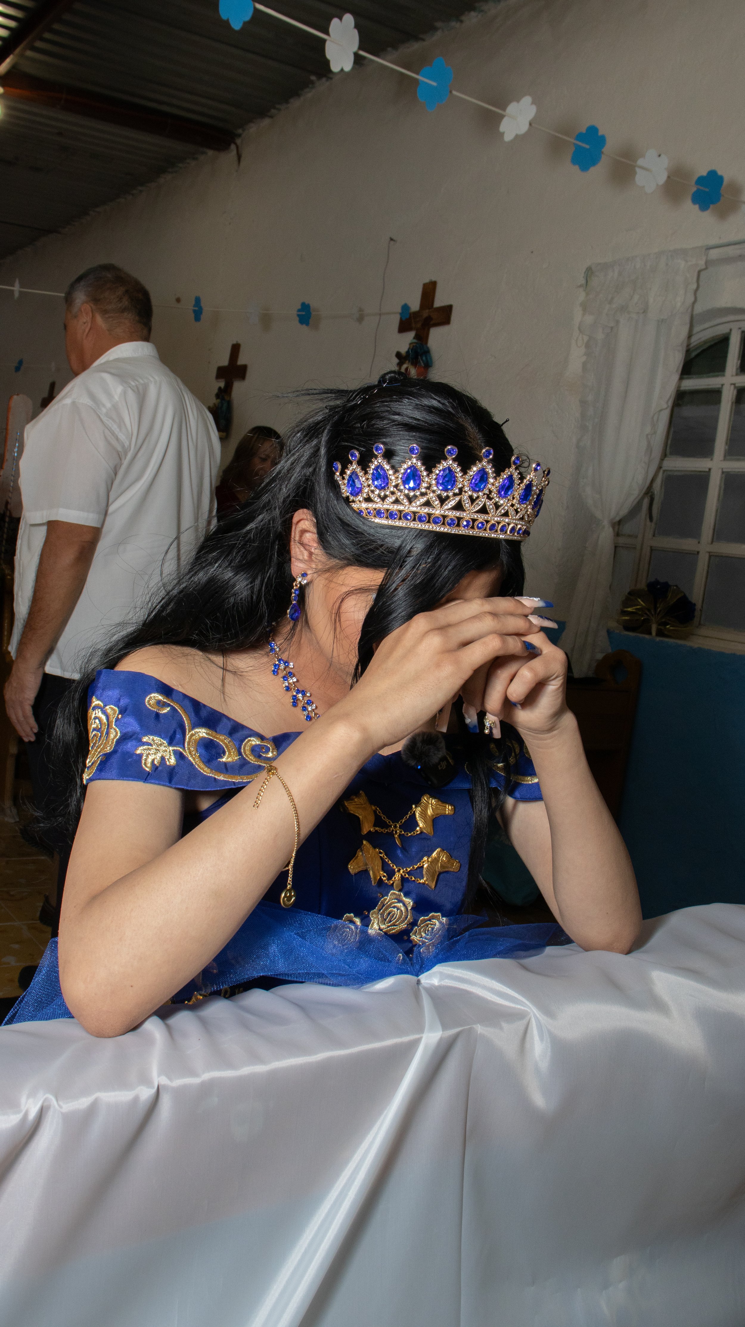 Fotografía honesta de un momento íntimo. Respetamos el ángulo y la cercanía, cuidando la luz para preservar la expresión y la discreción del entorno familiar.