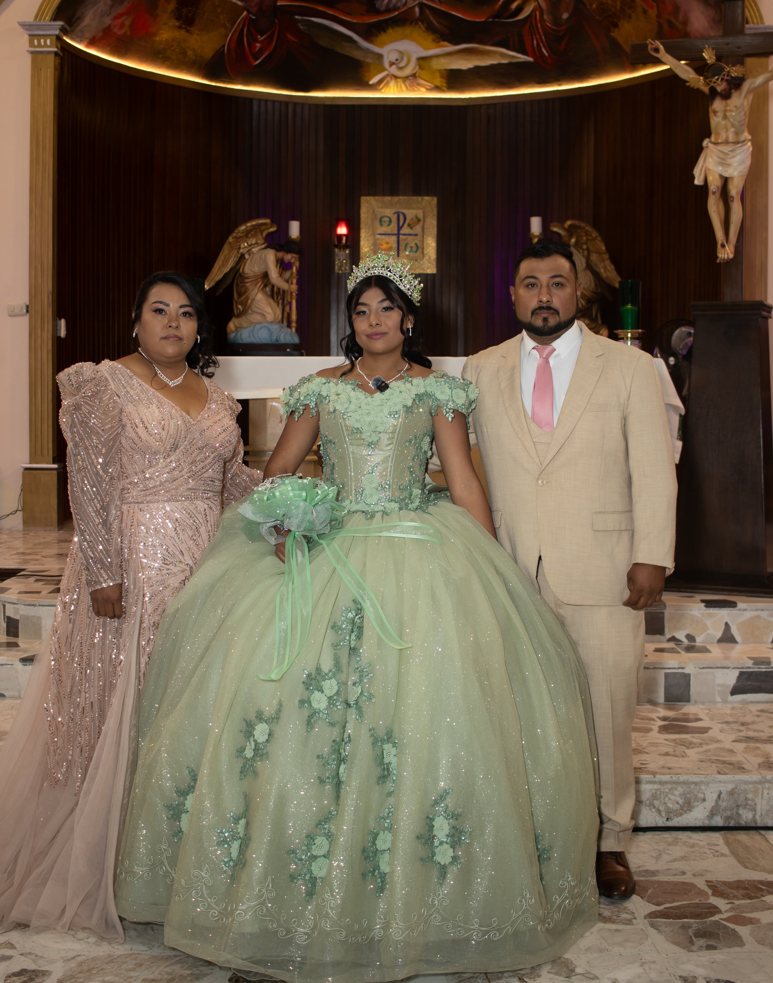 Buscamos una imagen atemporal que represente unión, tradición y solemnidad, manteniendo una estética limpia y profesional propia de eventos religiosos y familiares.