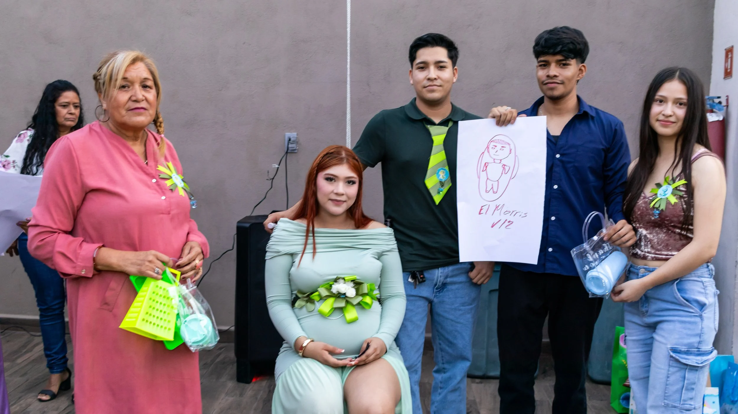 Documentamos las actividades con enfoque en las expresiones. El encuadre horizontal integra a los participantes, el cartel dibujado y los premios para un recuerdo divertido.