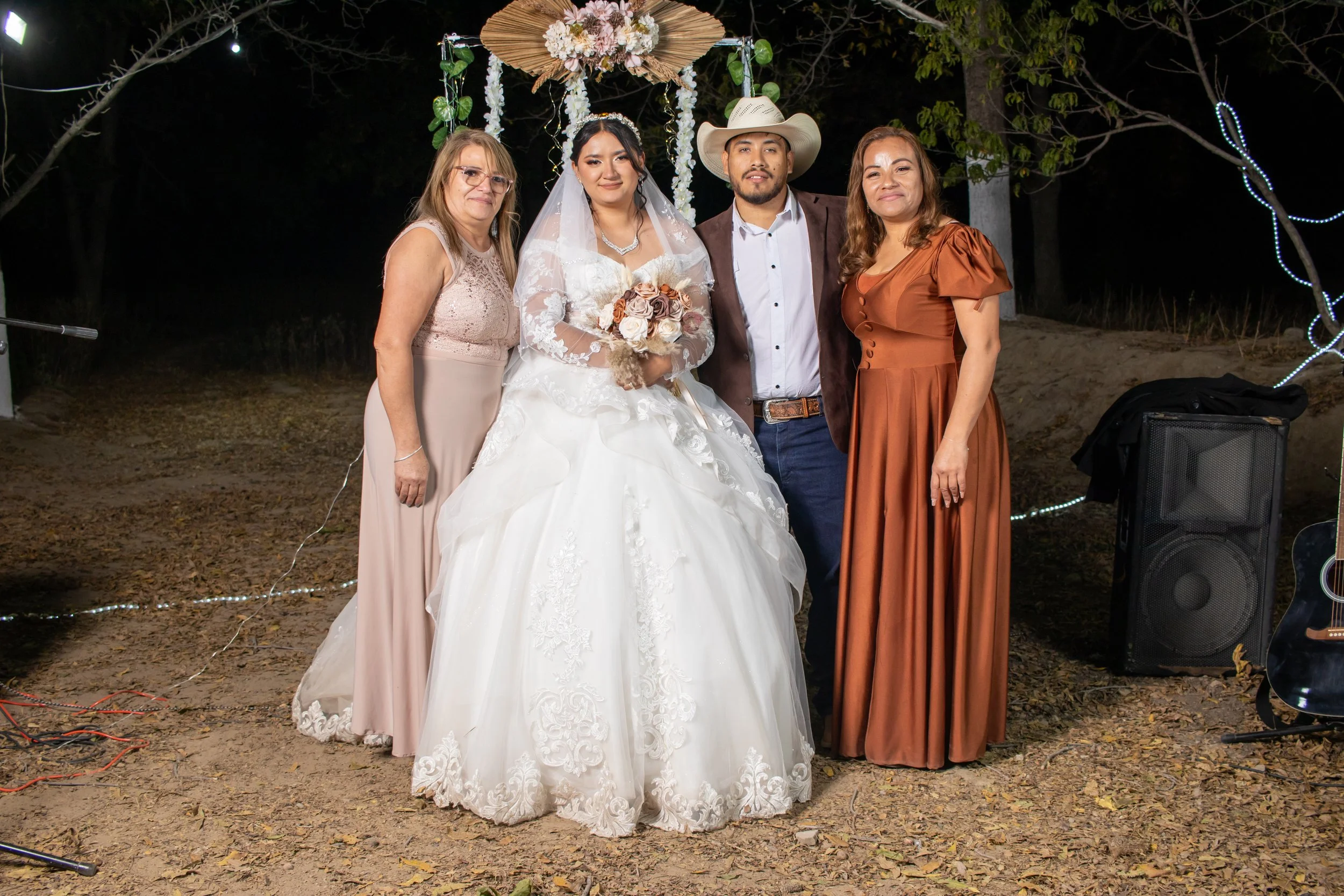 Fotografía en familia con iluminación artificial controlada, cuidando uniformidad, tonos de piel y balance de blancos. La imagen transmite unión y celebración, manteniendo una estética limpia y bien estructurada.