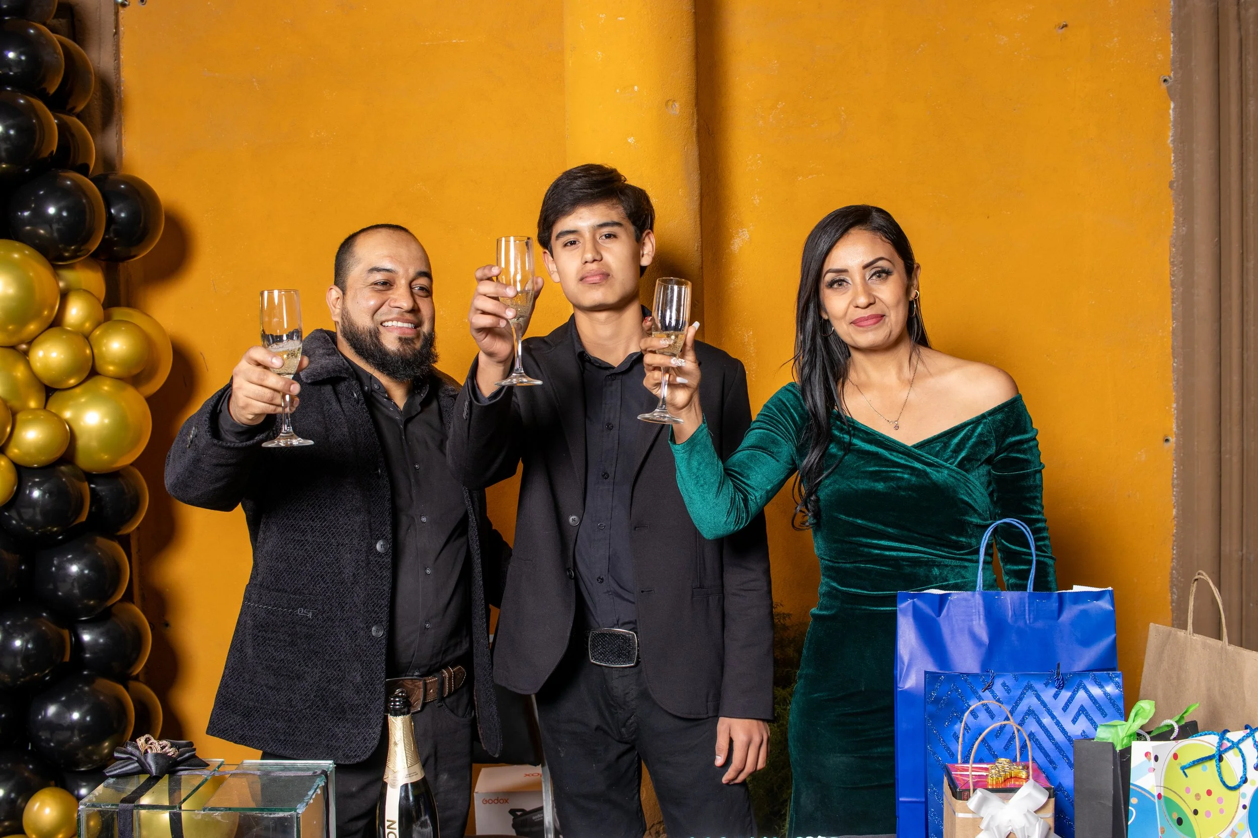 En esta imagen que consolidan el recuerdo del evento, cuidando la estética, la postura y la iluminación para entregar fotografías que trascienden el momento, el brindis con el cumpleañero.