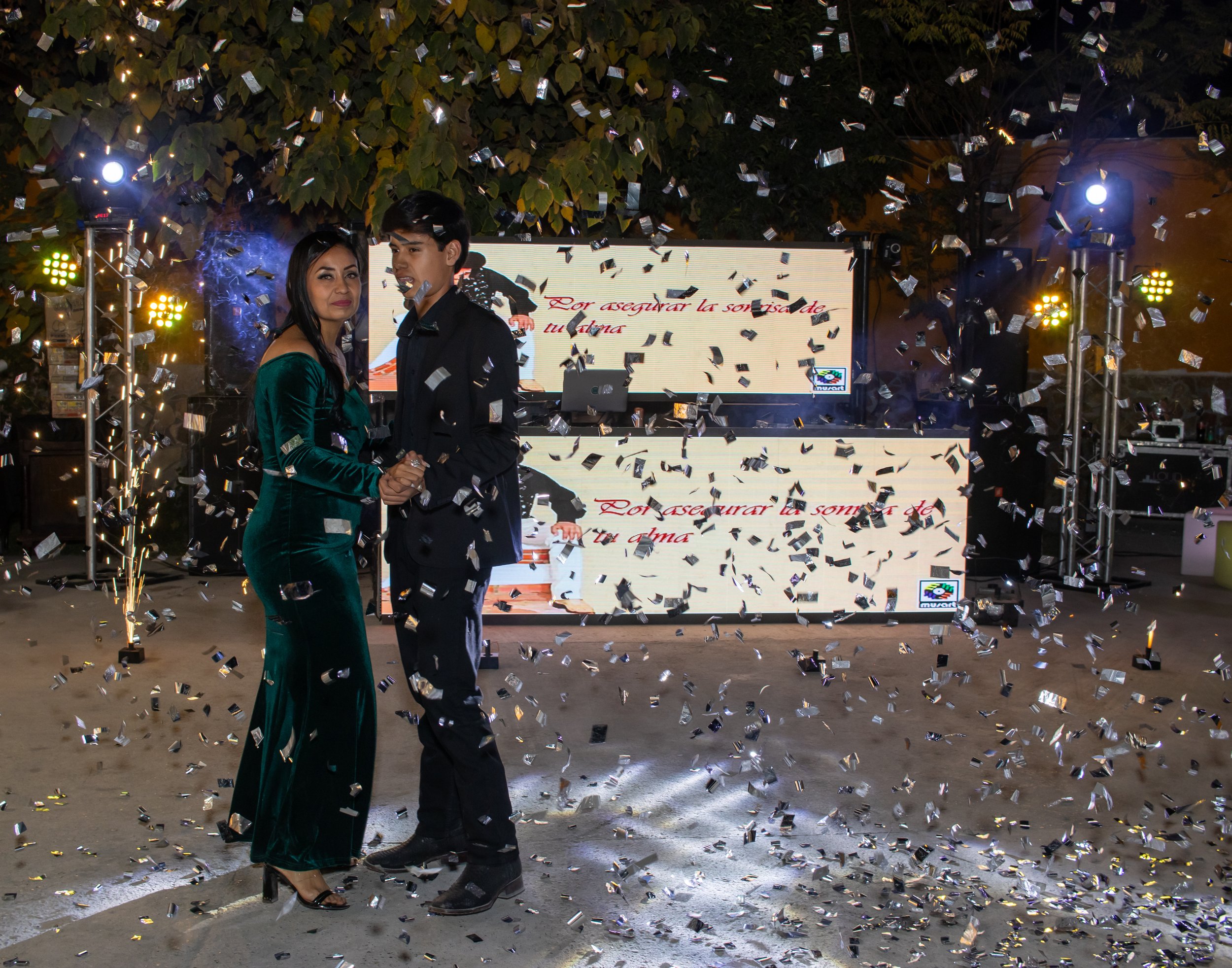 Trabajamos con sincronización precisa entre luz, ambiente y acción para congelar instantes clave del evento, logrando imágenes dinámicas que transmiten energía y celebración.