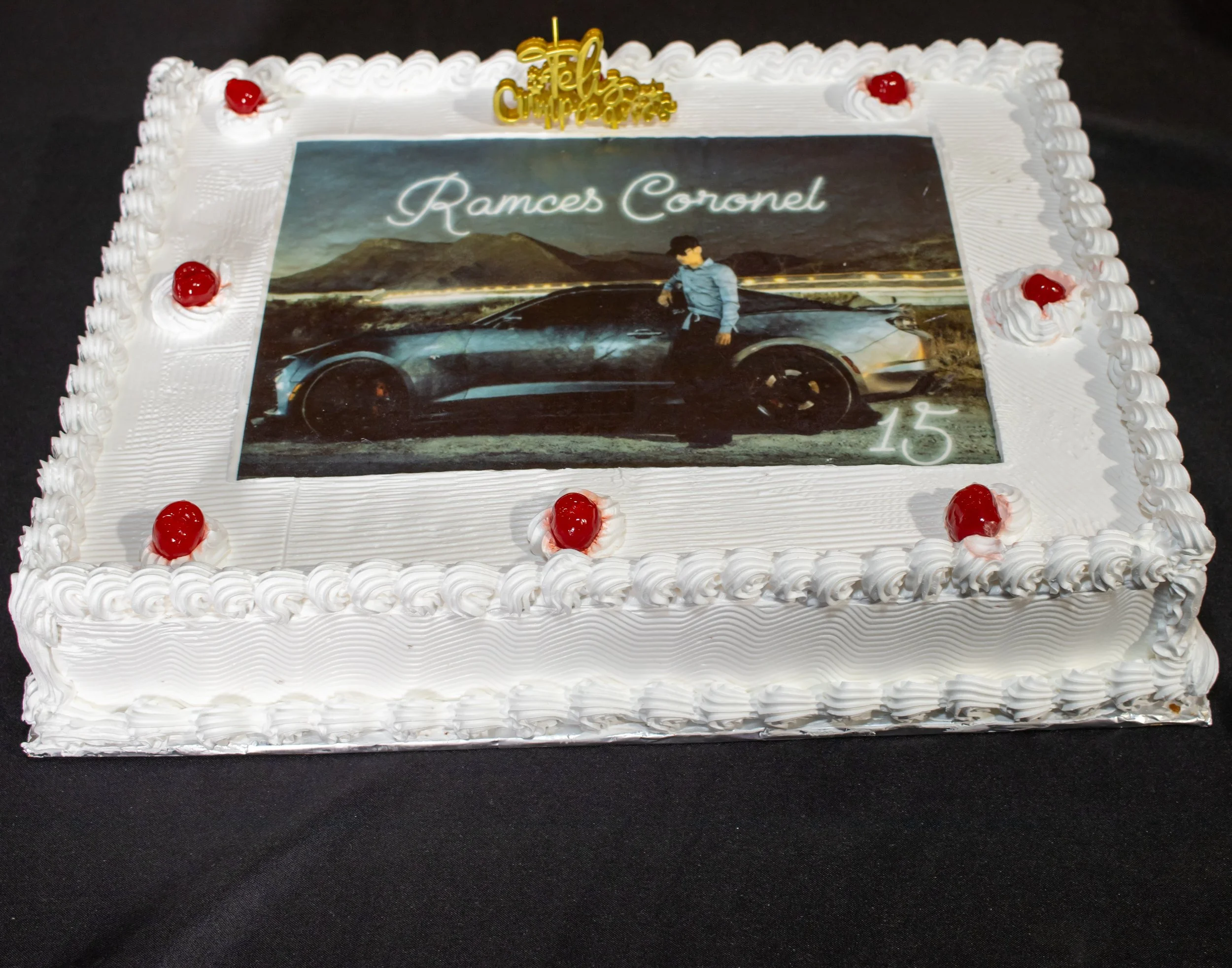 Documentamos cada detalle que hace único el evento, capturando elementos simbólicos como el pastel personalizado, cuidando la luz y el encuadre para resaltar texturas, colores y significado.