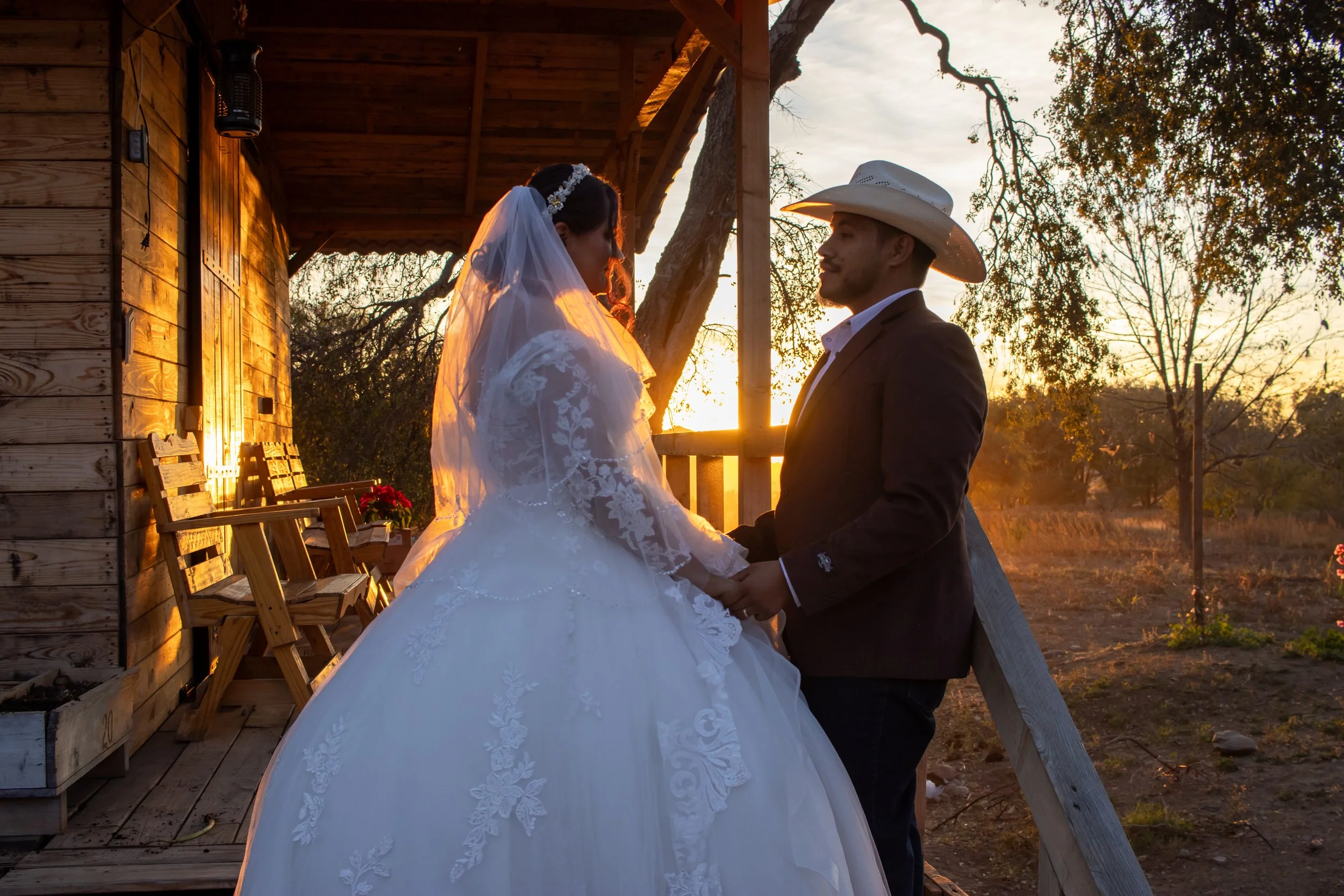 Fotografía artística con contraluz natural, utilizando el sol bajo para generar profundidad y una atmósfera íntima. Esta imagen destaca la conexión emocional de la pareja y el entorno, creando un recuerdo atemporal.