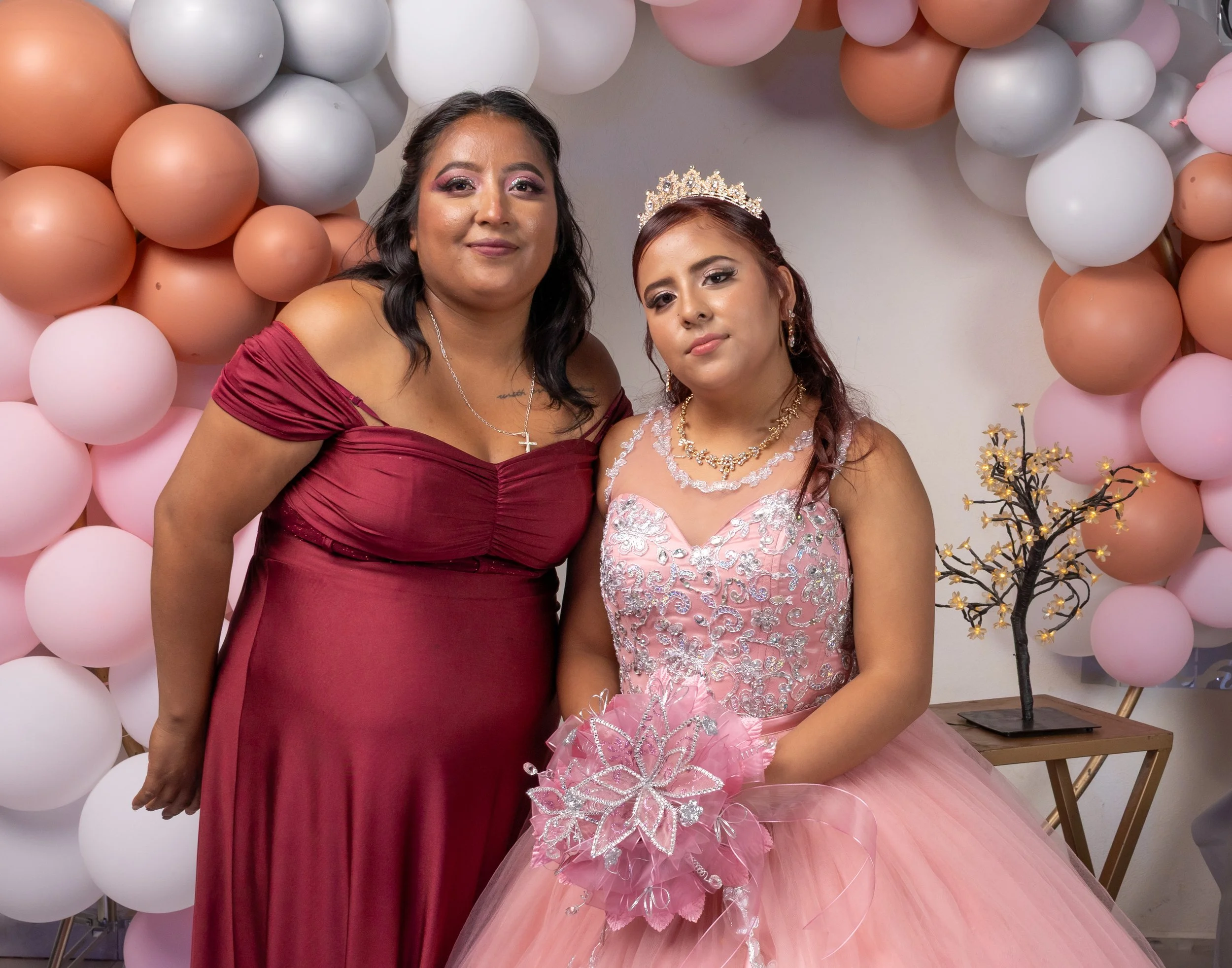 En esta imagen resalta el vínculo maternal. Las expresiones naturales y la luz cálida aportan emotividad y autenticidad al retrato.