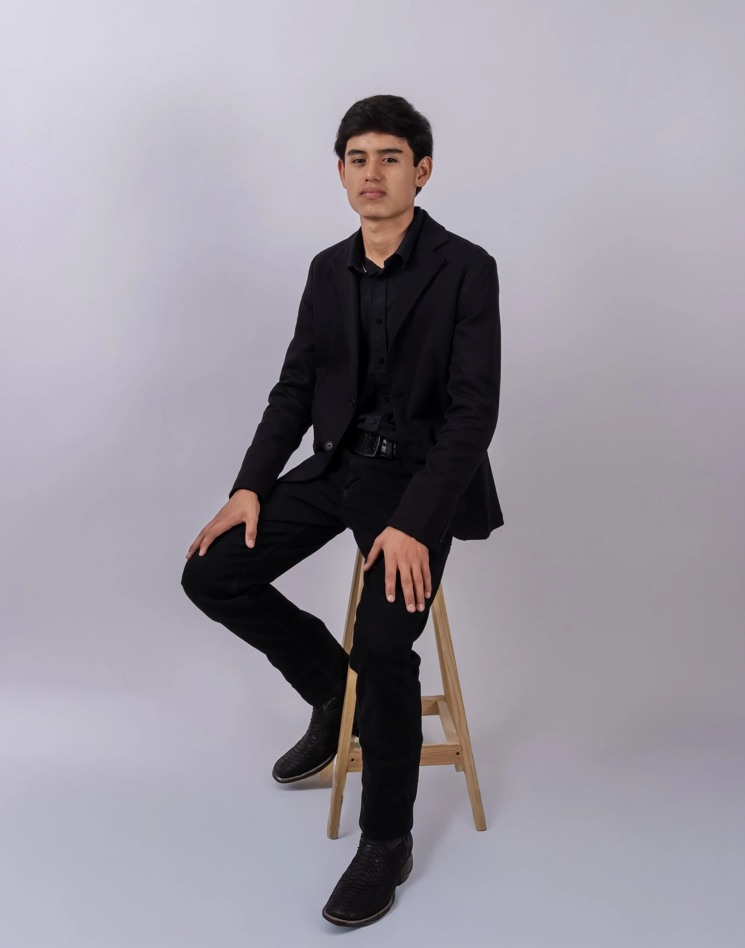 En L&B Studios realizamos retratos formales que resaltan la personalidad y presencia del festejado, utilizando iluminación controlada y composición limpia para lograr una imagen elegante y atemporal.