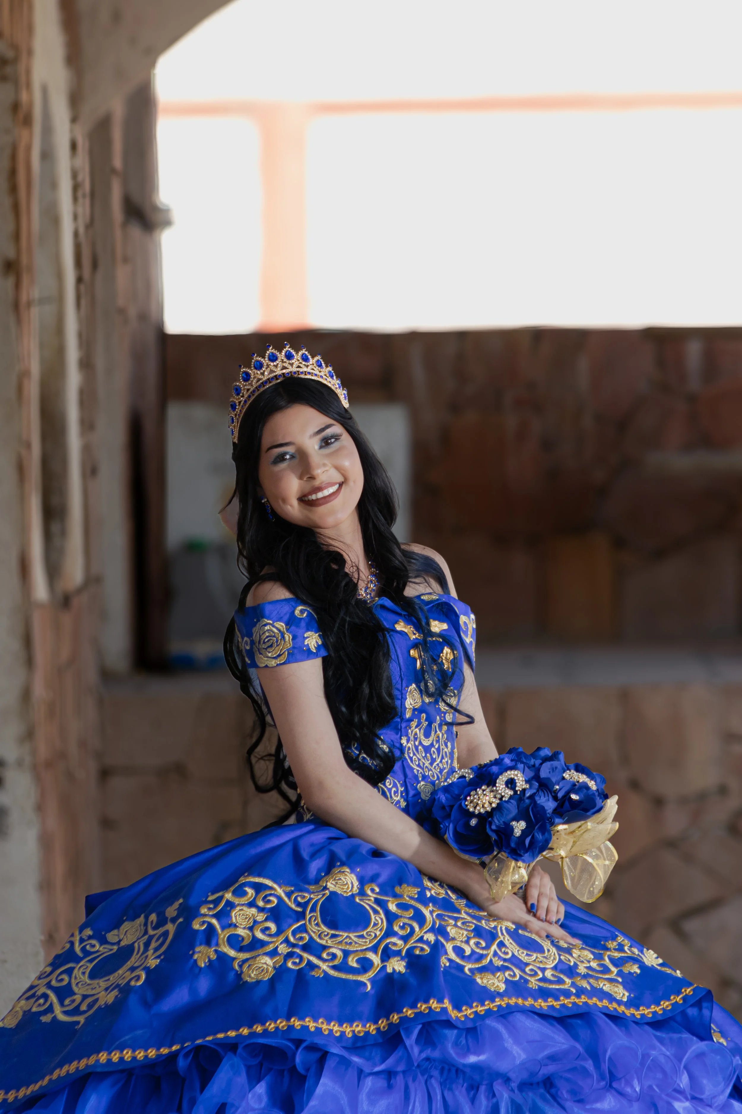 Retrato posado en sombra abierta. Cuidamos proporciones, caída del vestido y brillo de la corona para un resultado elegante y atemporal.