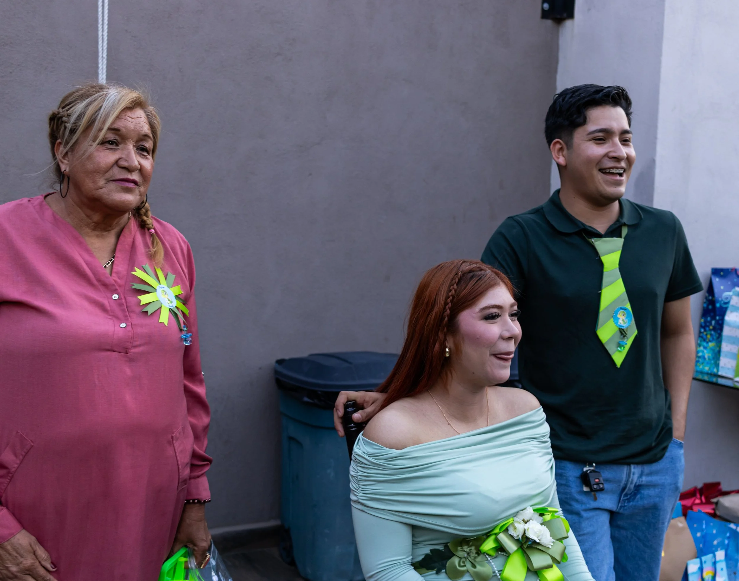 Cazamos risas auténticas durante el juego. Trabajamos con obturación rápida y luz rebotada para congelar el momento sin perder calidez.