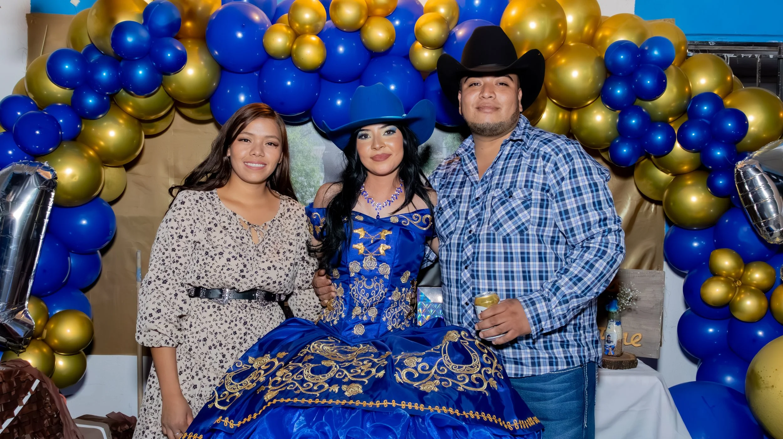 Retrato social con iluminación uniforme y fondo festivo. Buscamos expresiones naturales, postura cómoda y nitidez en detalles del vestuario y la decoración.