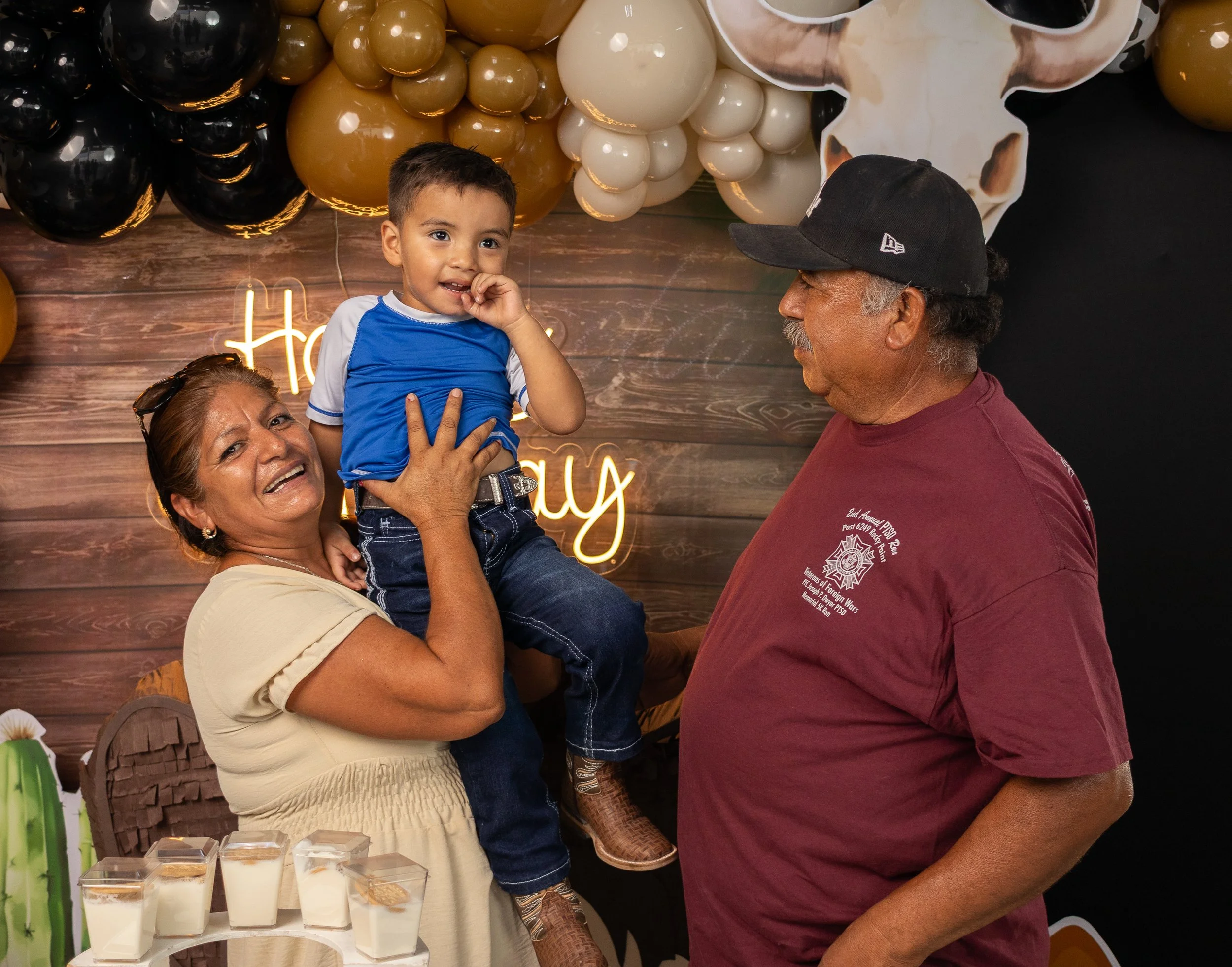 Retratamos a los abuelos con luz cálida y fondo decorado, cuidando poses y sonrisas para un recuerdo entrañable de generaciones.