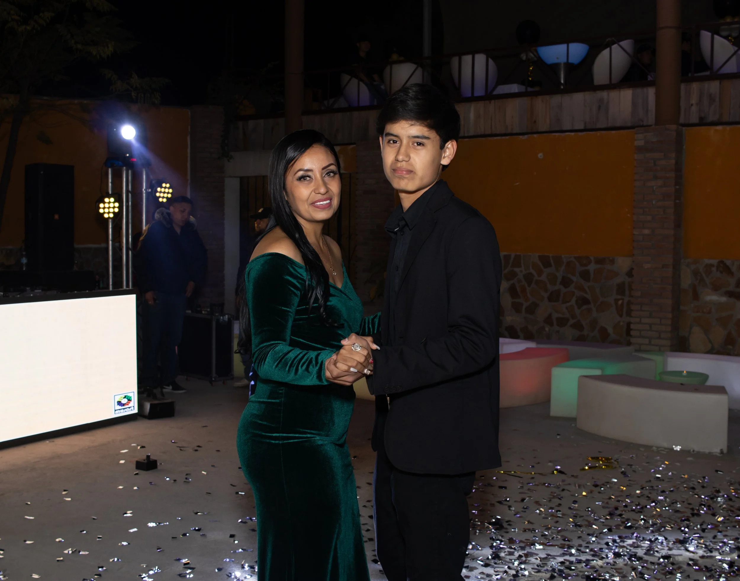 Nuestro enfoque documental nos permite capturar momentos reales y emotivos, preservando gestos espontáneos y vínculos auténticos que forman parte de la historia del festejado.