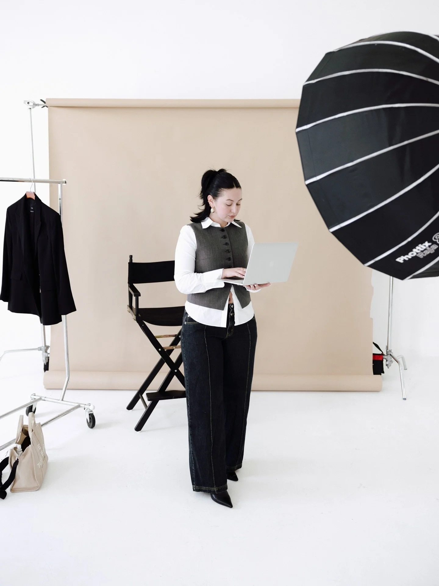 New brand photos for Erika Danielle Creative 🙈✨ thank you @gabrielconover for bringing the vision to life!

Creative team 🤍
Photographer: @gabrielconover @gabrielconover.lifestyle 
Creative Director: @erikadaniellecreative 
Client: @erikadaniellecr