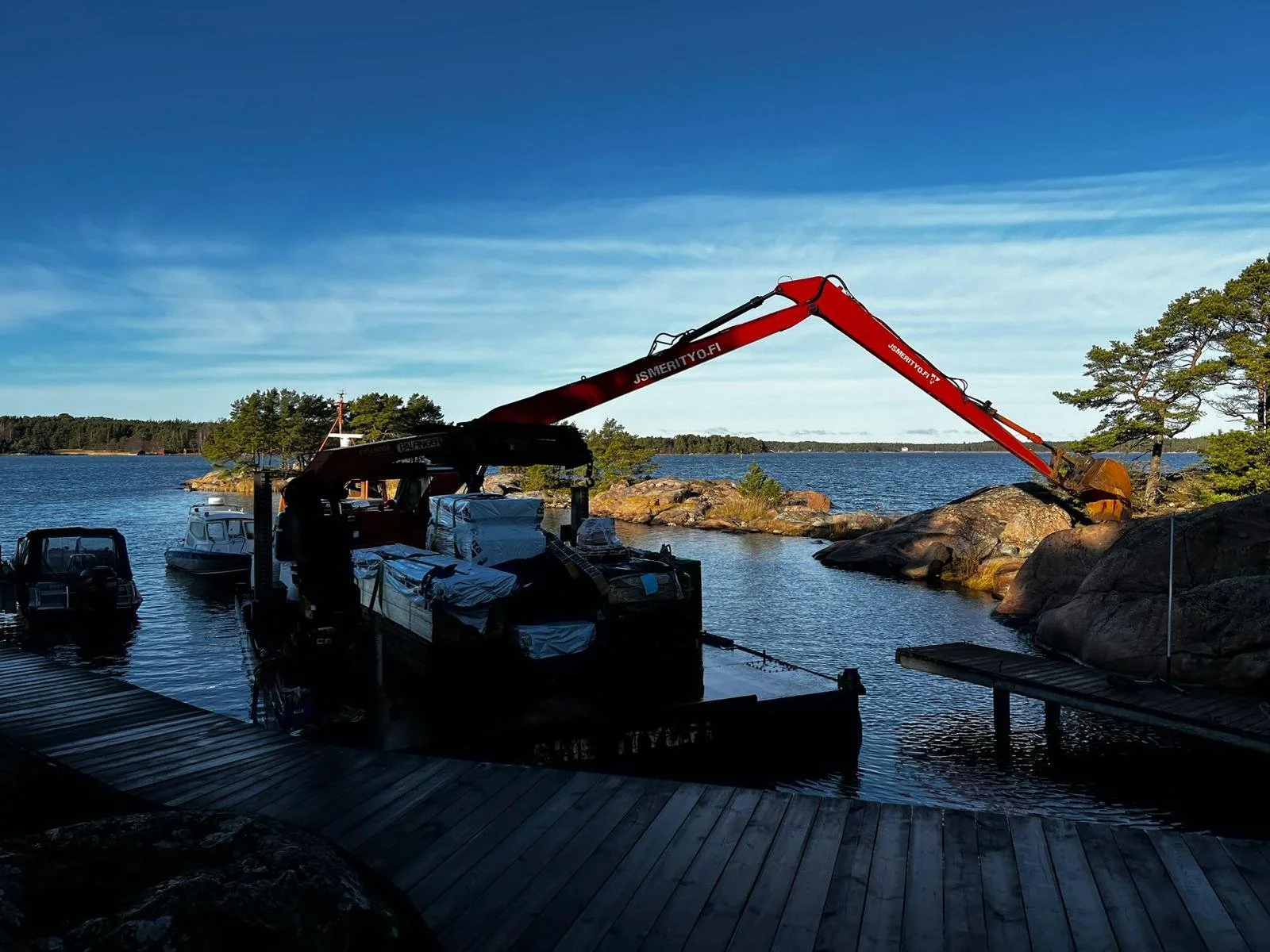 JS Merityö Oy toimii tukialuksena sukellusryhmälle työmaalla Saaristomerellä.