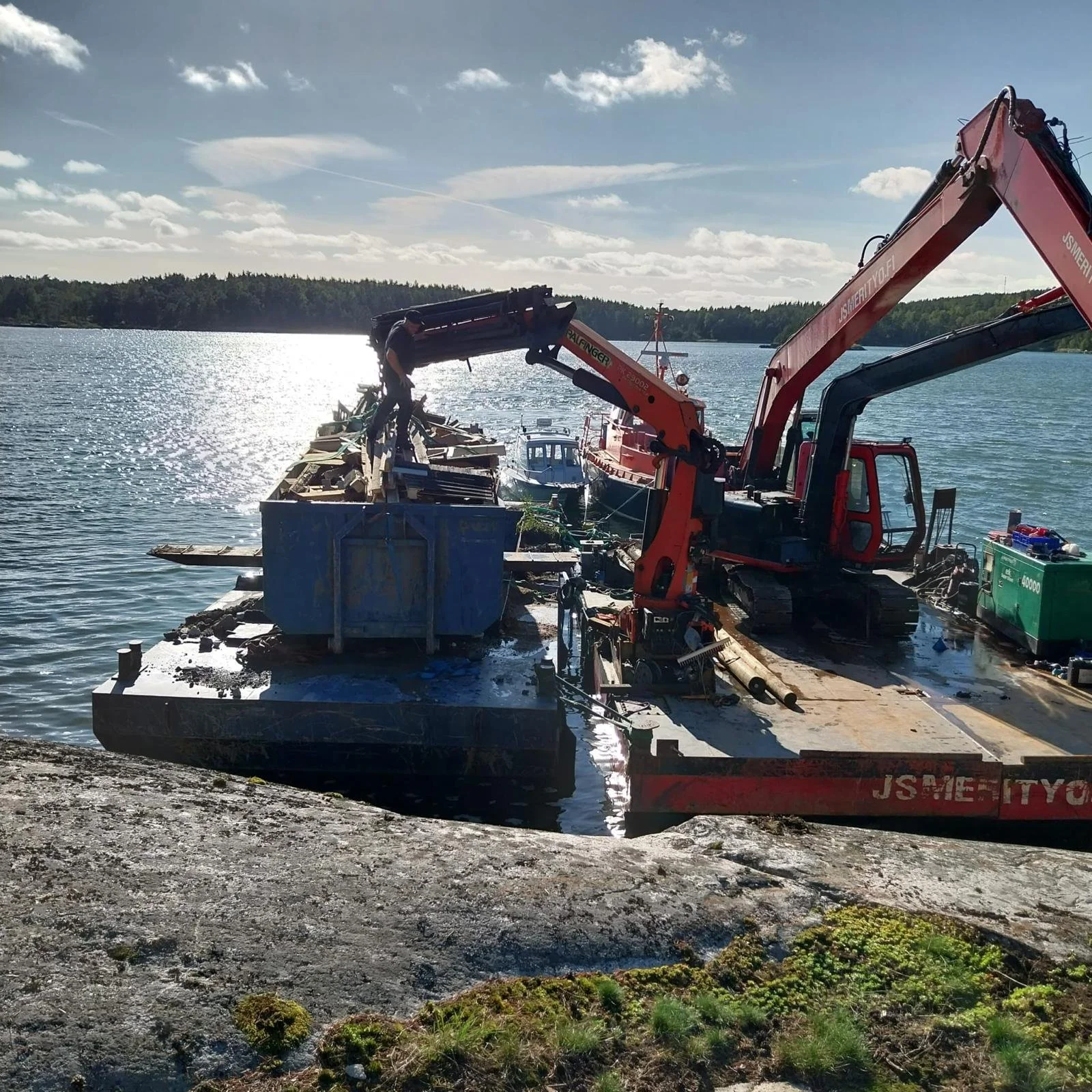 Hiekkaa ja kiveä kuljetetaan JS Merityö Oy:n aluksella rantarakennuskohteeseen.
