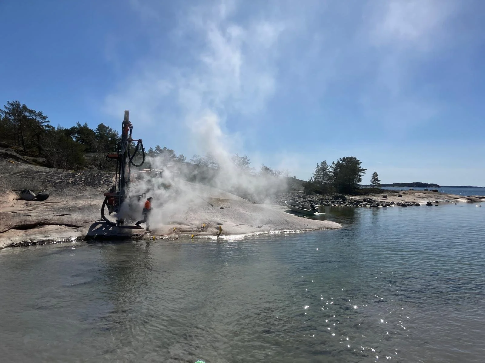 Louhintatyö käynnissä kallioisessa rinteessä saaristossa, JS Merityö Oy vastaa työstä.