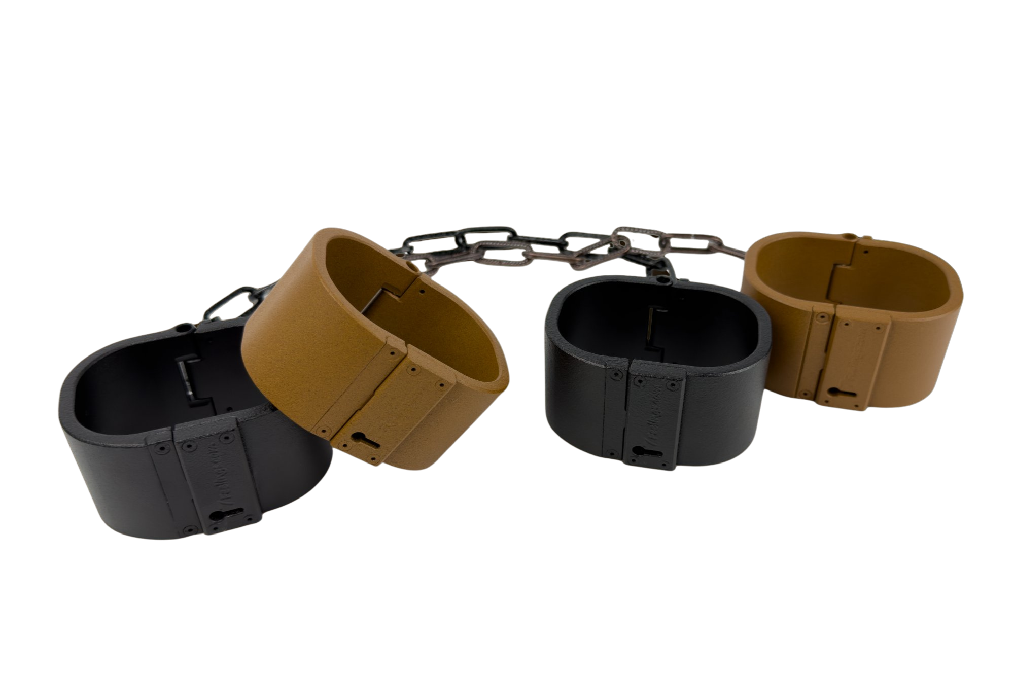 Skulpturales Designobjekt aus Metall mit verbundenen Elementen in Schwarz und Gold, ruhig inszeniert vor dunklem Hintergrund – THE BOND von 7FEELINGS.