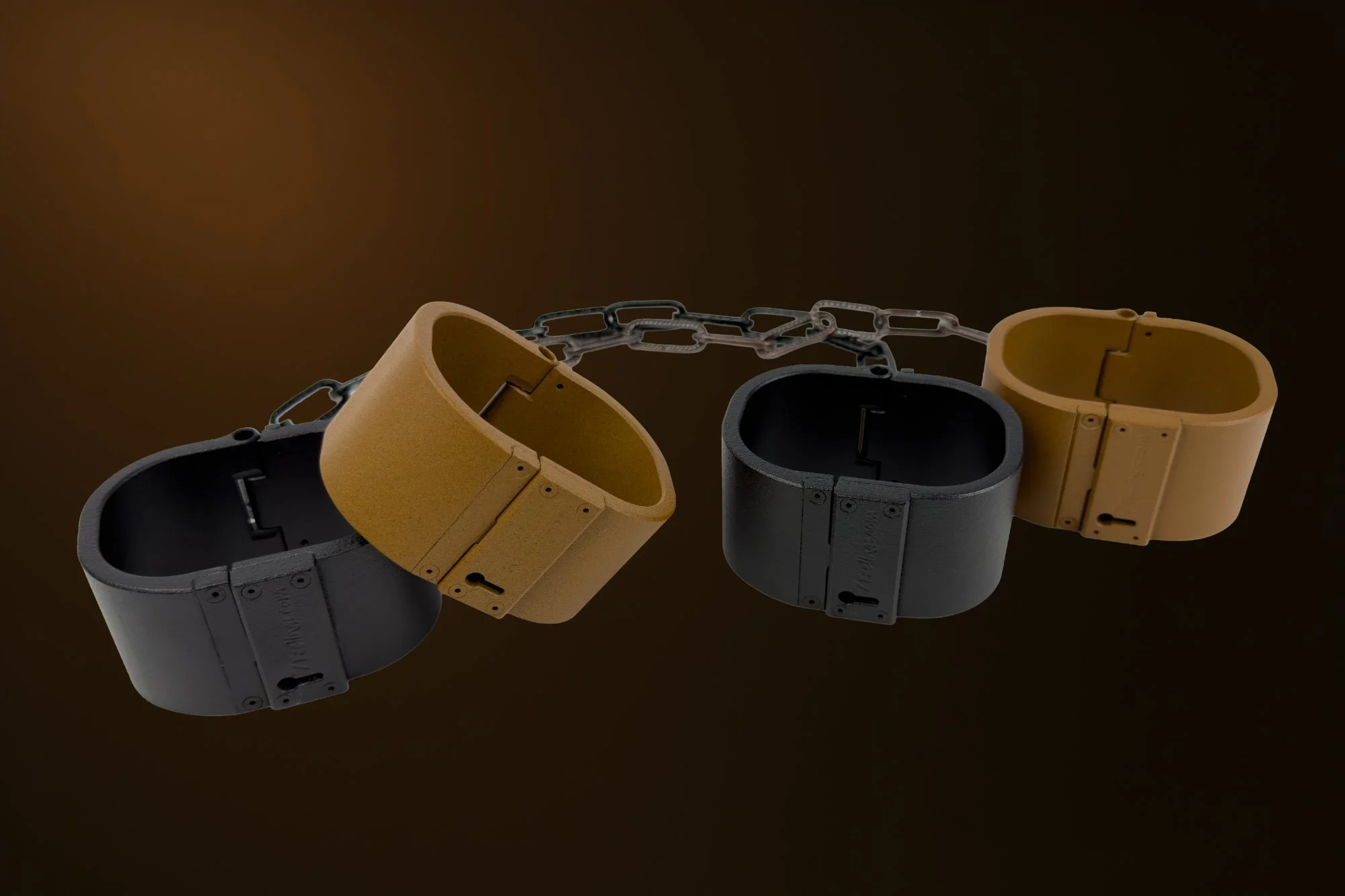 Skulpturales Designobjekt aus Metall mit verbundenen Elementen in Schwarz und Gold, ruhig inszeniert vor dunklem Hintergrund – THE BOND von 7FEELINGS.