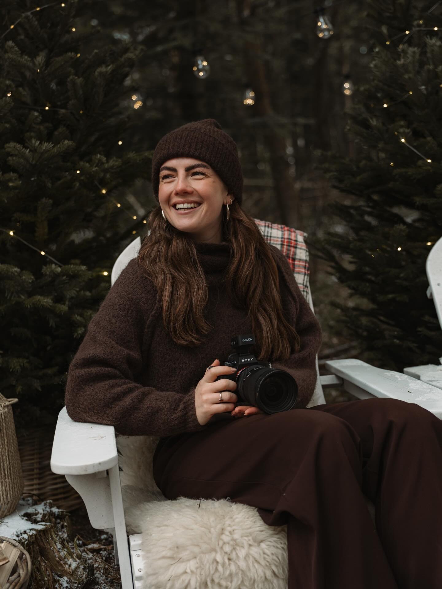 Hi! 🤎
Er zijn de afgelopen tijd heel wat nieuwe volgers bijgekomen, tijd om mezelf even voor te stellen!

Ik ben Amber, de lach achter de lens :)
Fotograaf voor zowel portretten als persoonlijke en zakelijke branding. 

Ik leg beelden vast die aansl