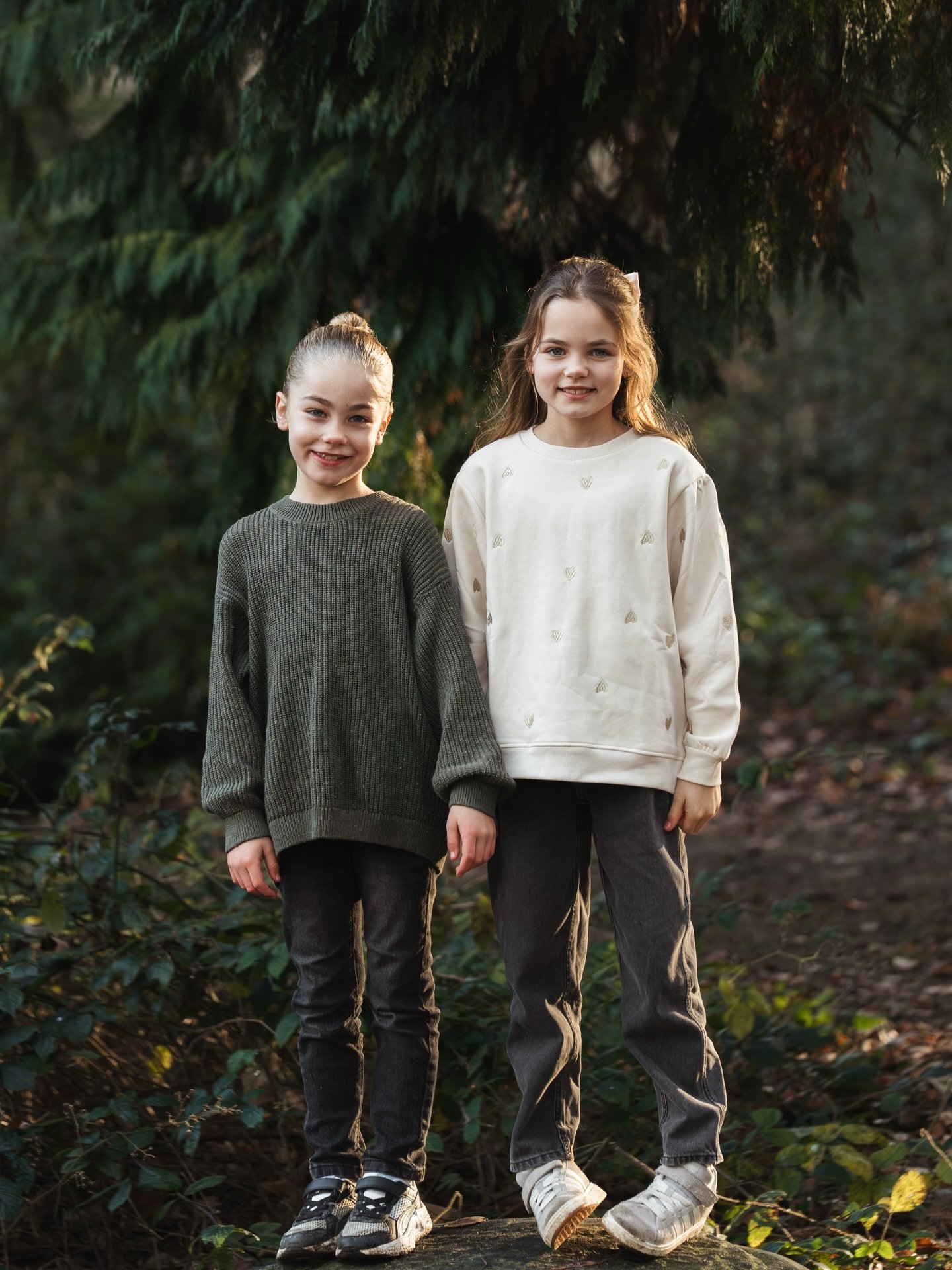 Tijdens een familieshoot is het vooral ontspannen en gezellig! Geen stijve poses, maar gewoon samen zijn. Lachen, kletsen en af en toe een gekke bek, de kids zichzelf laten zijn! 

Juist die kleine momenten maken een foto later zo waardevol. 

🌞#fam