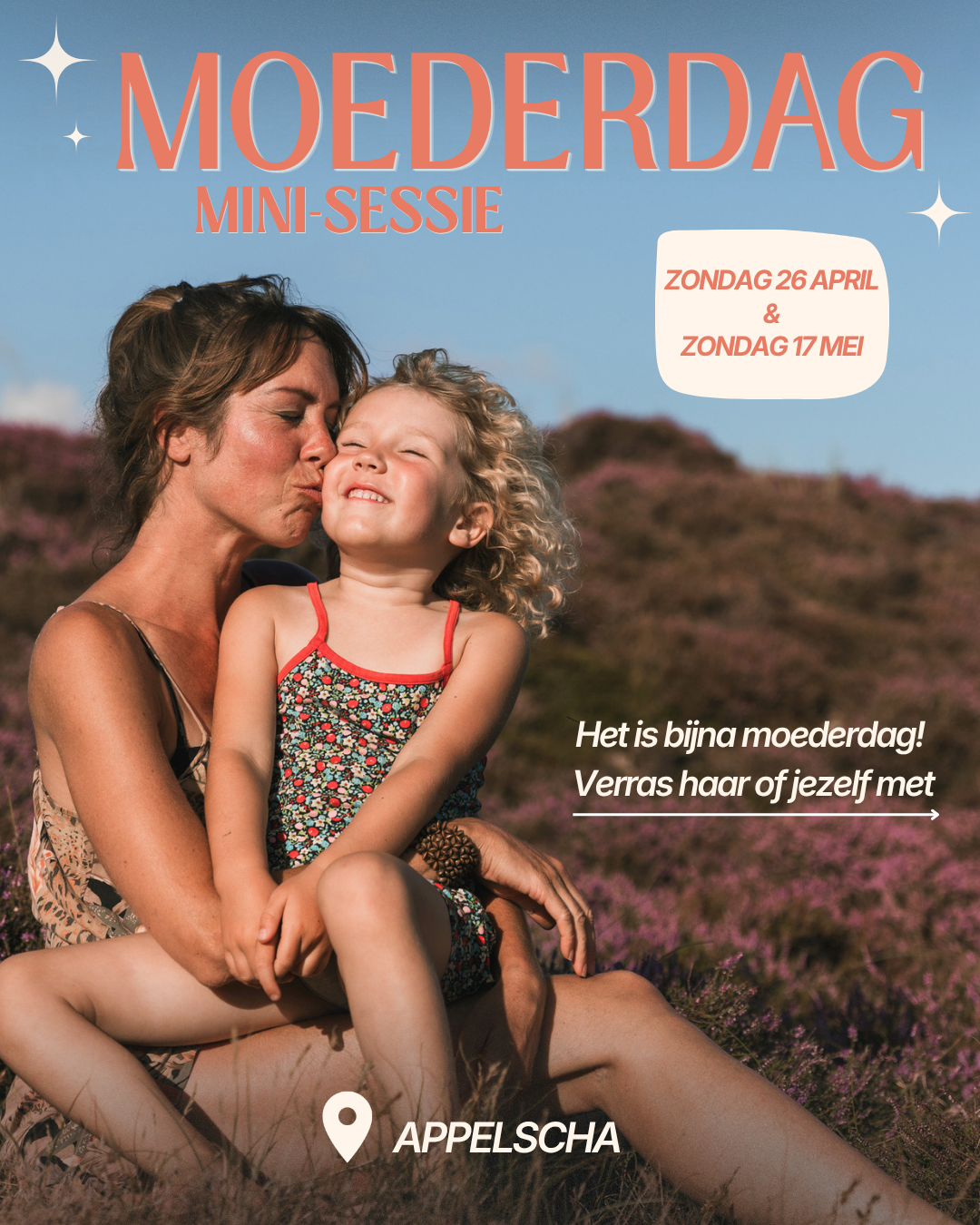 Een moeder en haar dochter zitten samen in een veld vol bloemen, de moeder kust haar dochter op de wang. Bovenaan staat de tekst 'Moederdag Mini-Sessie'.
