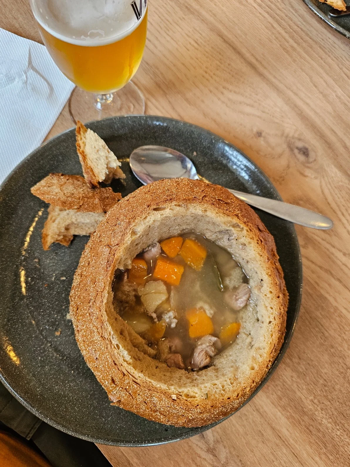 Sopa de cordeiro servida dentro de um pão