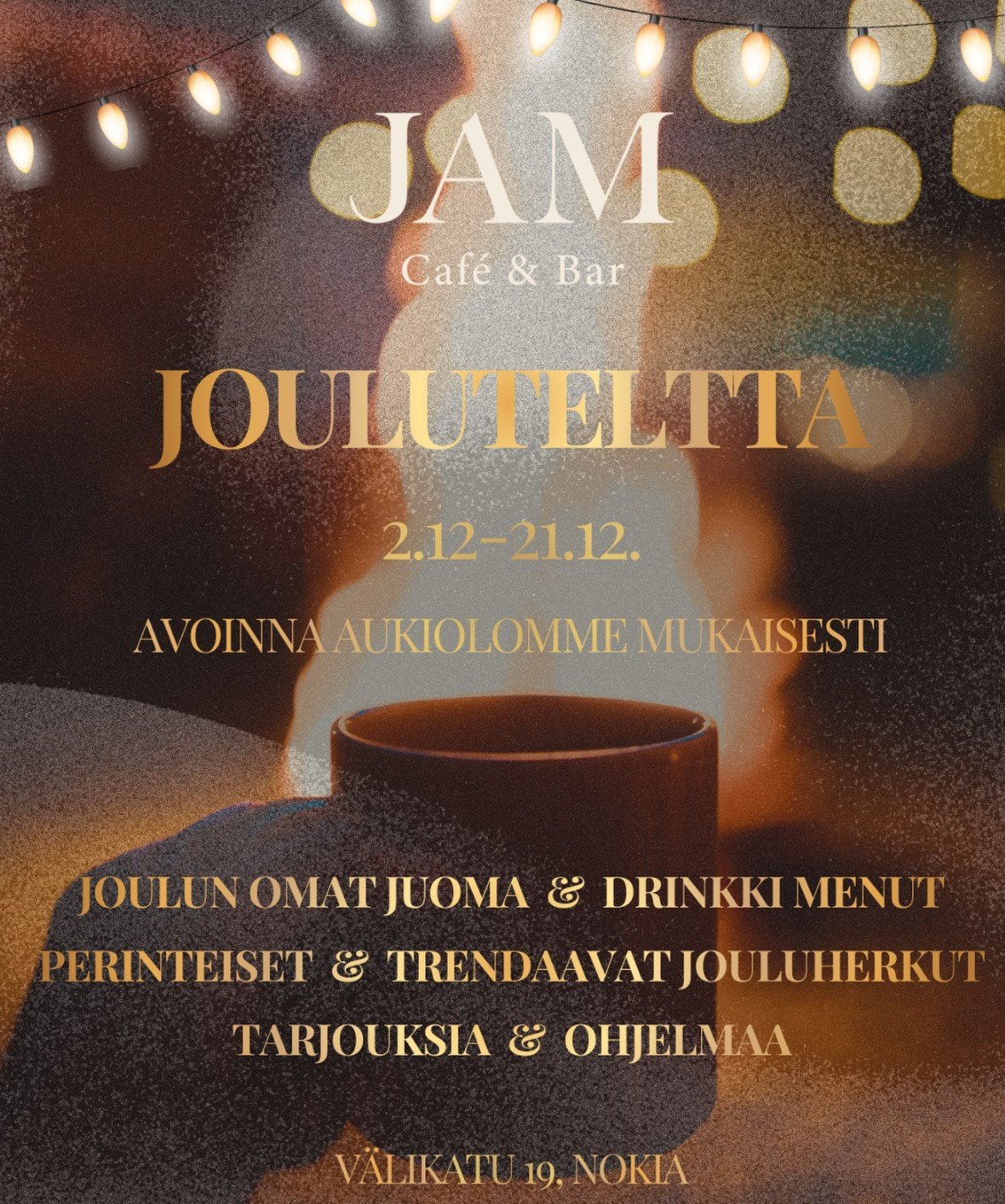 Joulukuun tapahtuman mainos, jossa on kynttilöitä ja kuuma juoma, teksti: JAM Café & Bar Joulutelta, 2.12–21.12, avoinna aukiollamme mukaisesti, joulun omat juoma & drinkki menut, perinteiset & trendiaavat joululehut, tarjoukset & ohjelmaa, ja osoite Välikatu 19, Nokia.