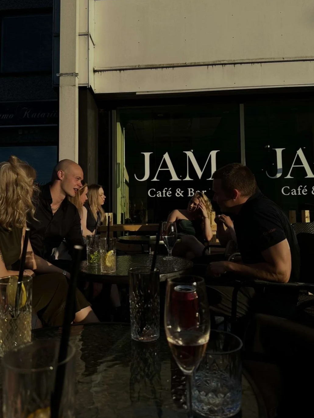 Kesä-ilta JAMin terassilla ja alkoholijuomia