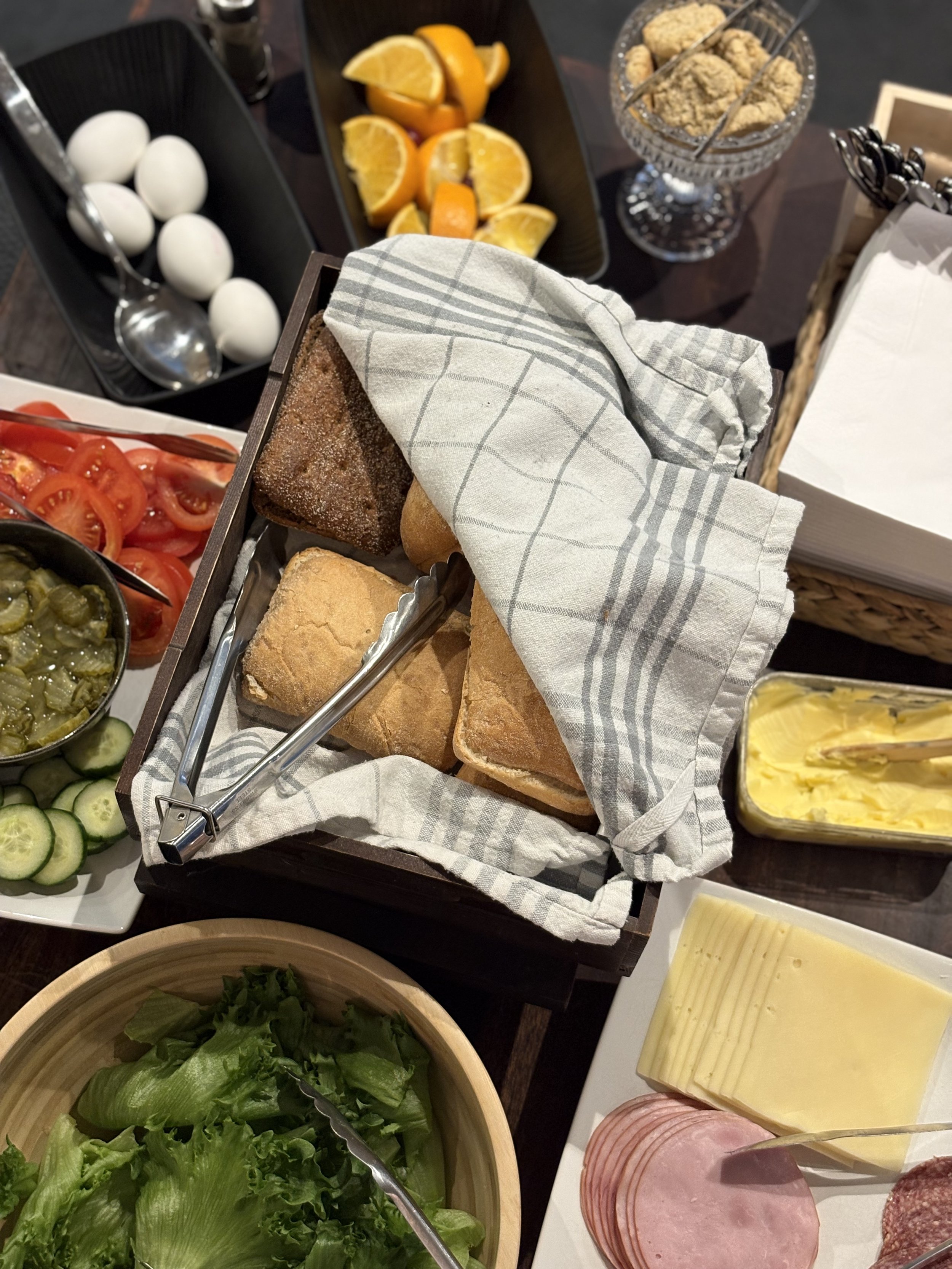 Aamupala arkisin. Tarjolla erilaisia aamiaistarvikkeita, kuten leipää, keitettyjä munia, juustoa, leikettä, tomaatti- ja kurkkusalaattia, hedelmää, puuroa, keksejä. Kahvia ja teetä.