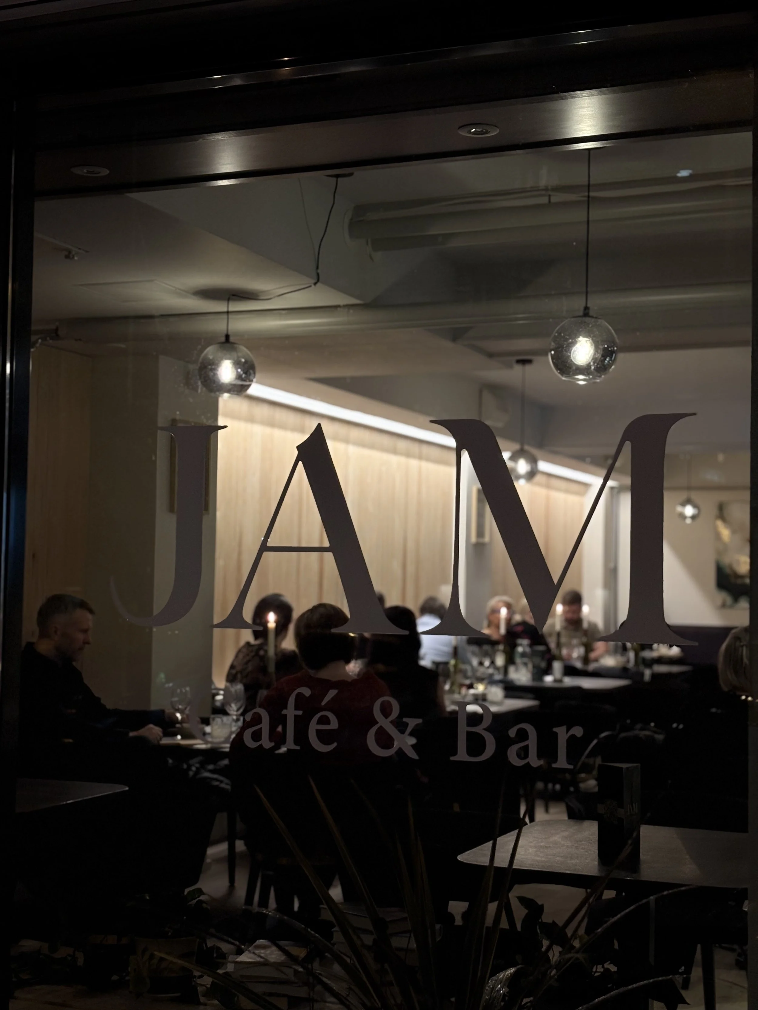 Tunnelmallinen ilta kahvilabaarissa, kuvattuna ulkoterassilta