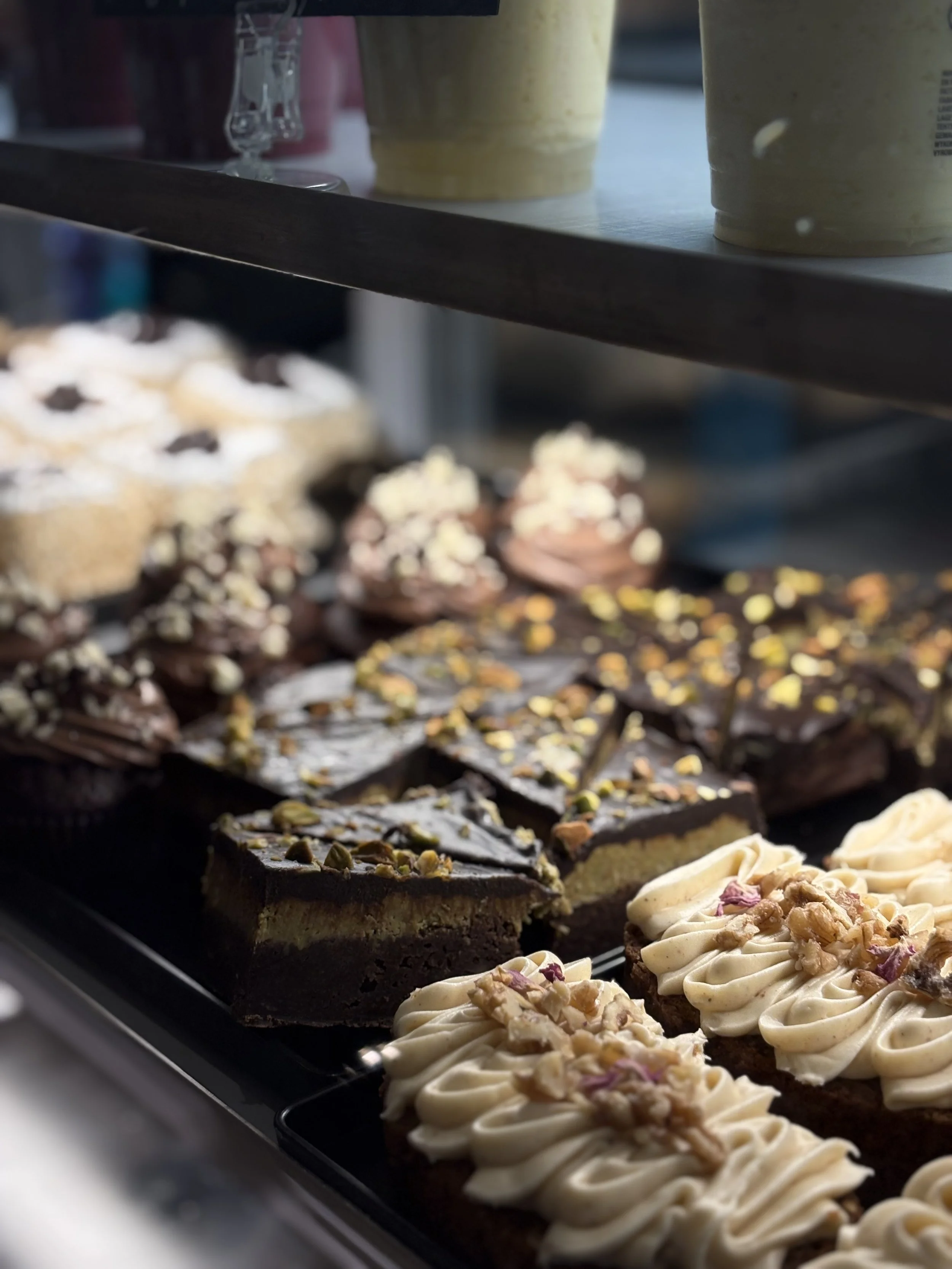 Leivonnaisia vitriinissä, suklaaleivoksia ja dubai-suklaa kakkuja