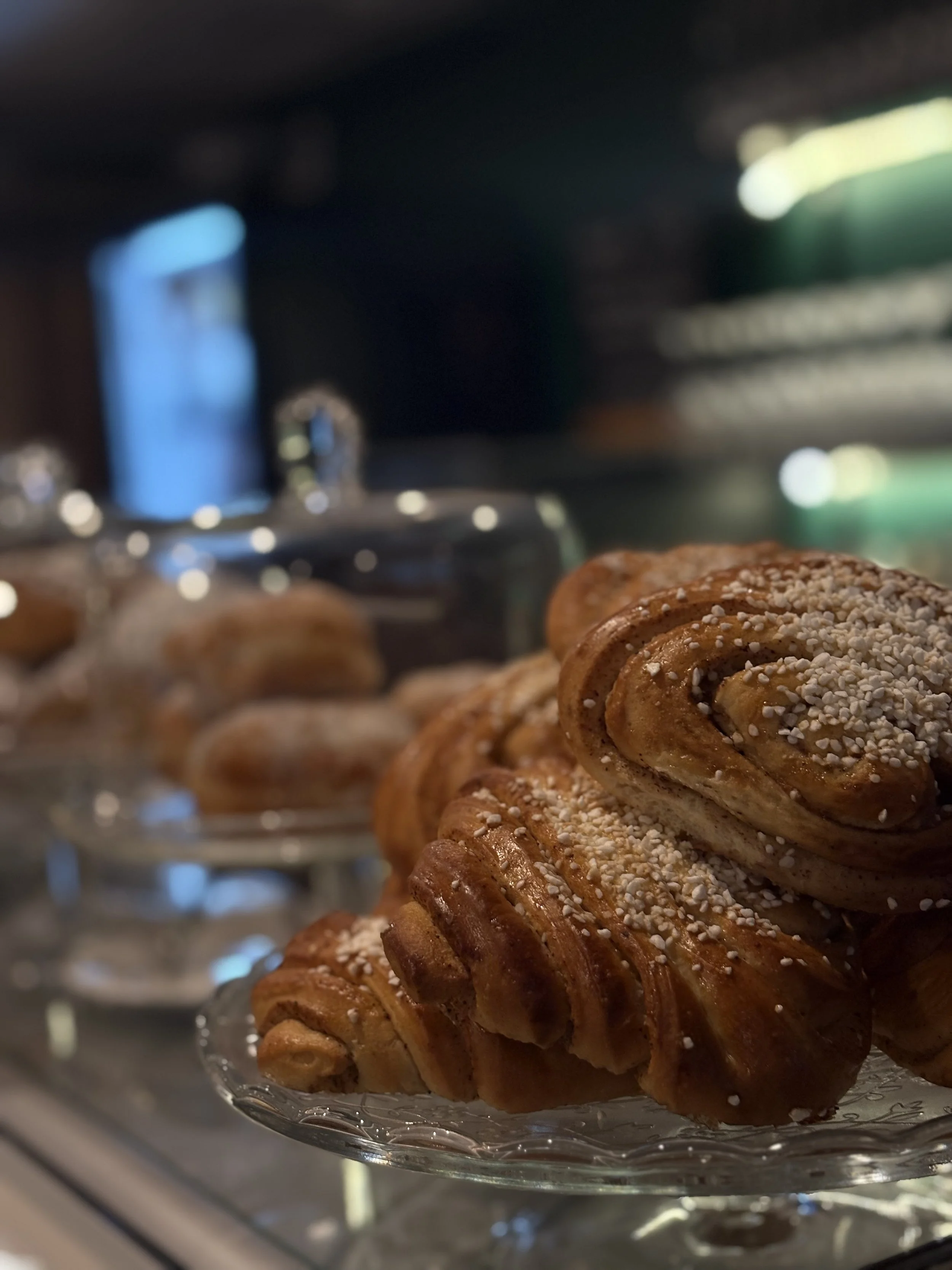 Korvapuustit tarjolla, herkullisia suuria korvapuusteja, vieressä kakkukupuja