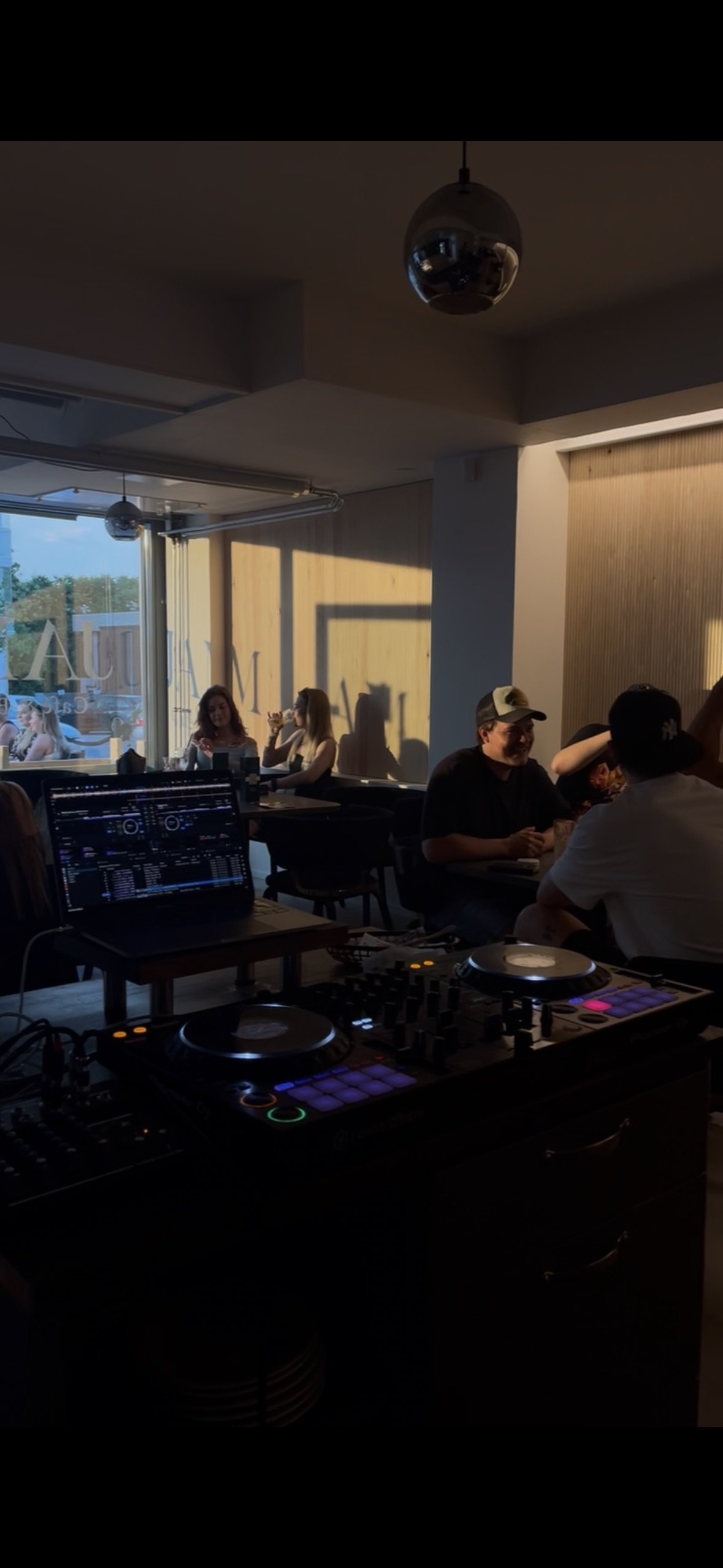 DJ-miksauspöytä ja asiakkaita viihtymässä
