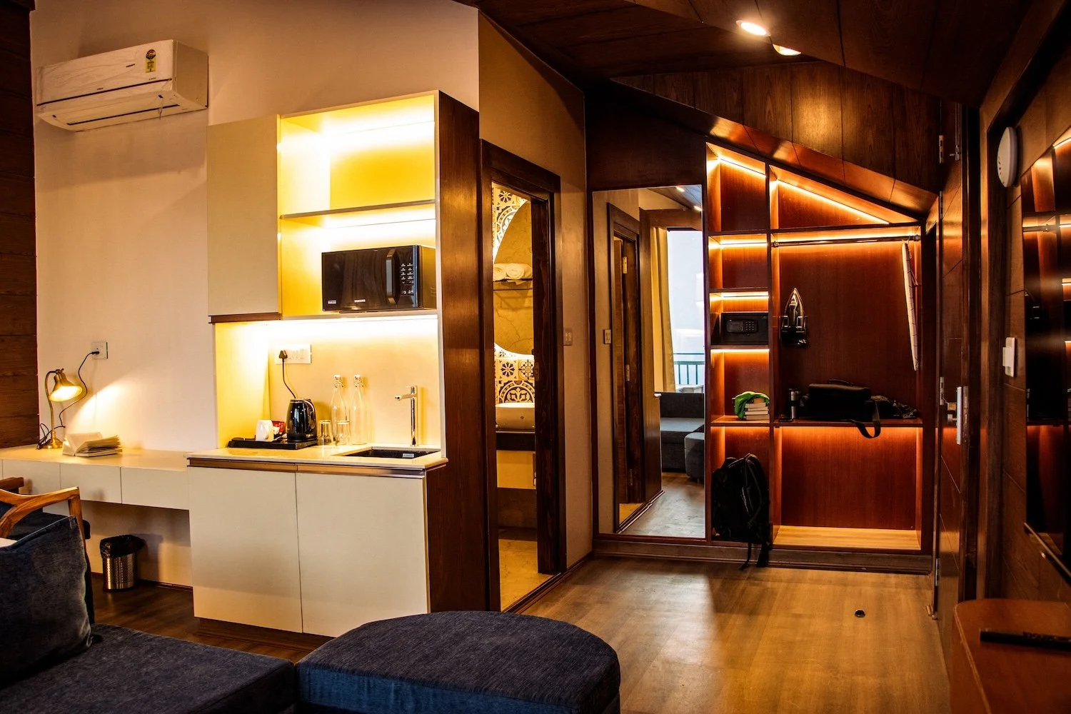 Queen Suite Open Wardrobe & Pantry