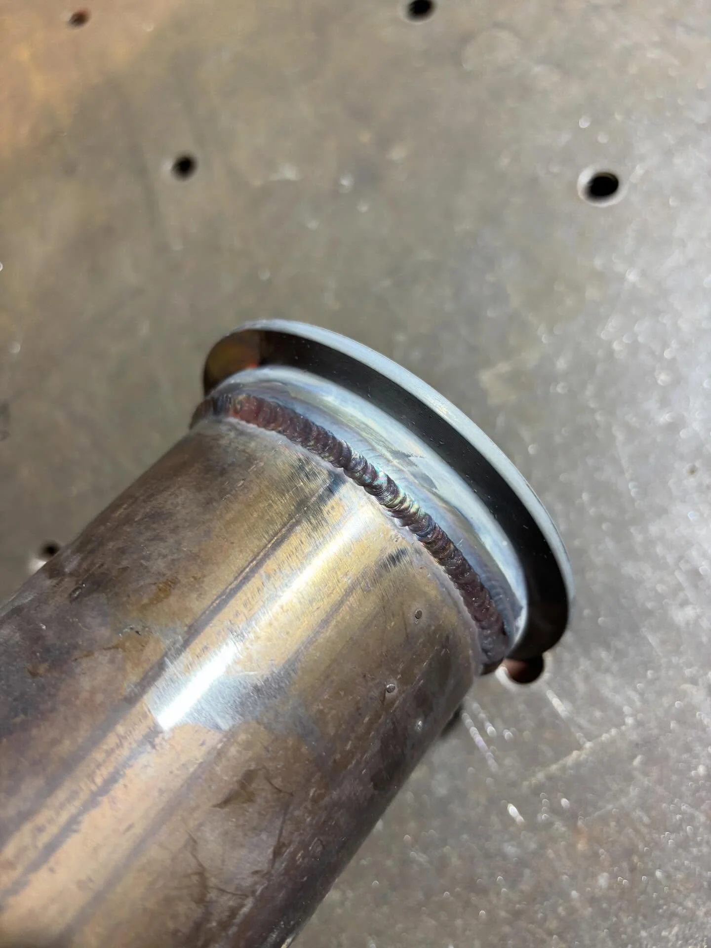 Nice V band fitted onto this decat pipe for a friends 1jz soarer

The original flange was causing issues for the rest of the exhaust and a V band adds a lot of flexibility for changing up the rear section of exhaust depending on the cars use

#fabric