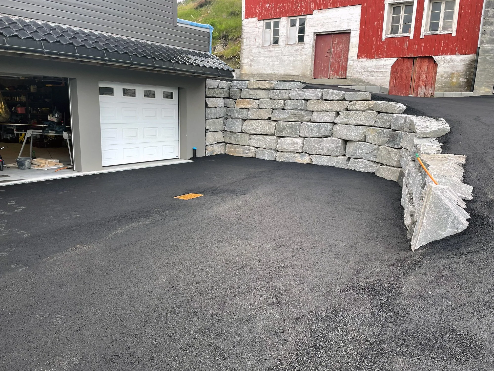 Triveleg gardstun i havgapet