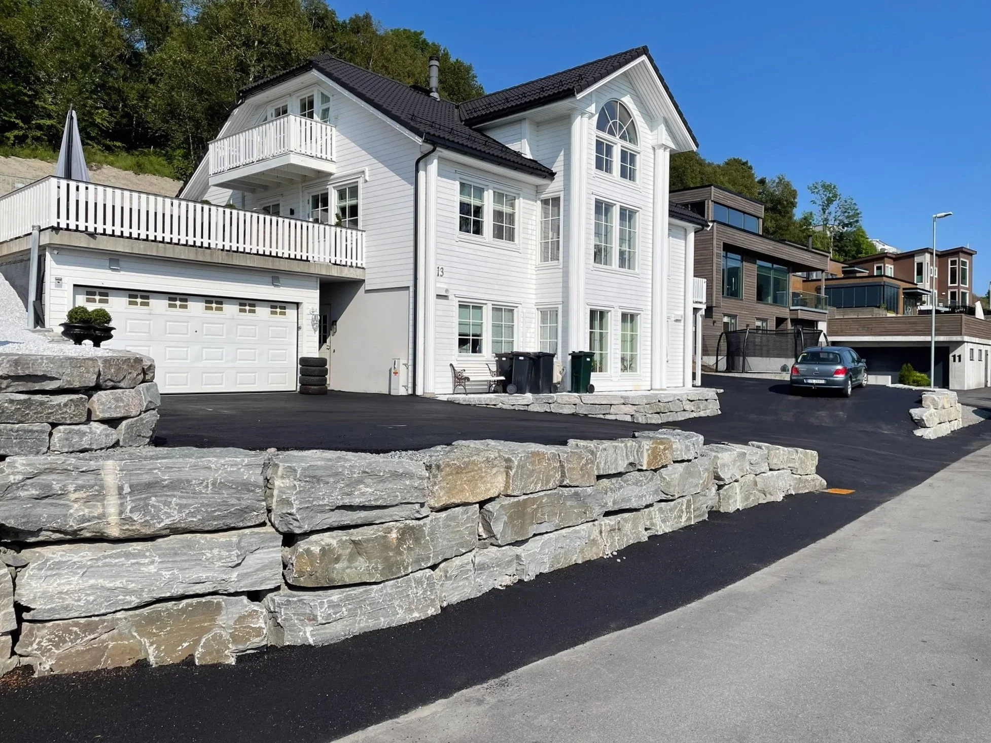 Vakkert uteområde på terrassert tomt