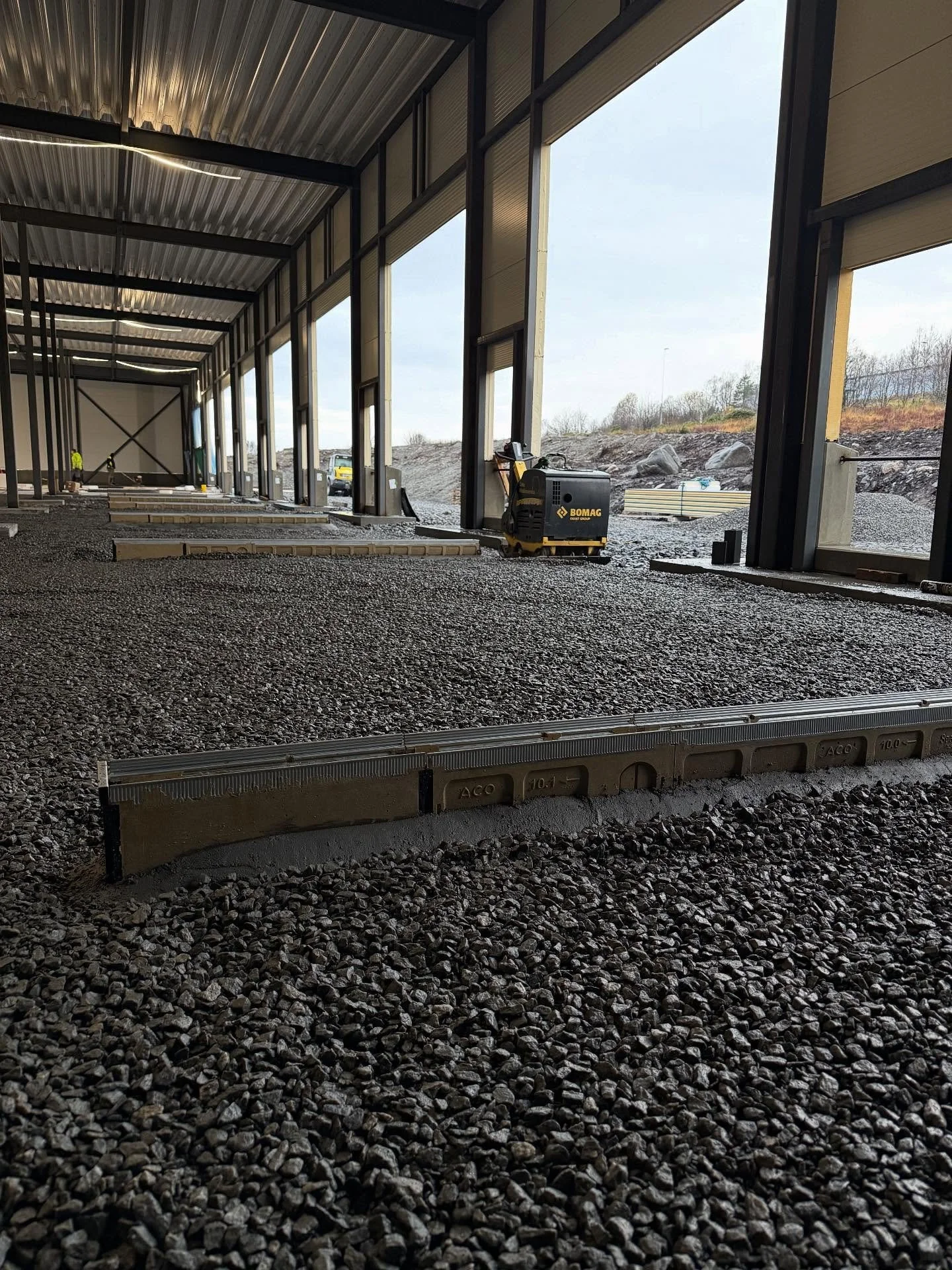 🏗️ Framdrift i Saunesmarka!
Bygget er no tett, ACO Multiline-renner er monterte, og f&oslash;rste st&oslash;yp av golv er i gang 👷&zwj;♂️💪
St&oslash;dig framgang og god flyt i prosjektet! Vi kryssa fingrane for asfaltering i veke 47.🤞

#glopenutv