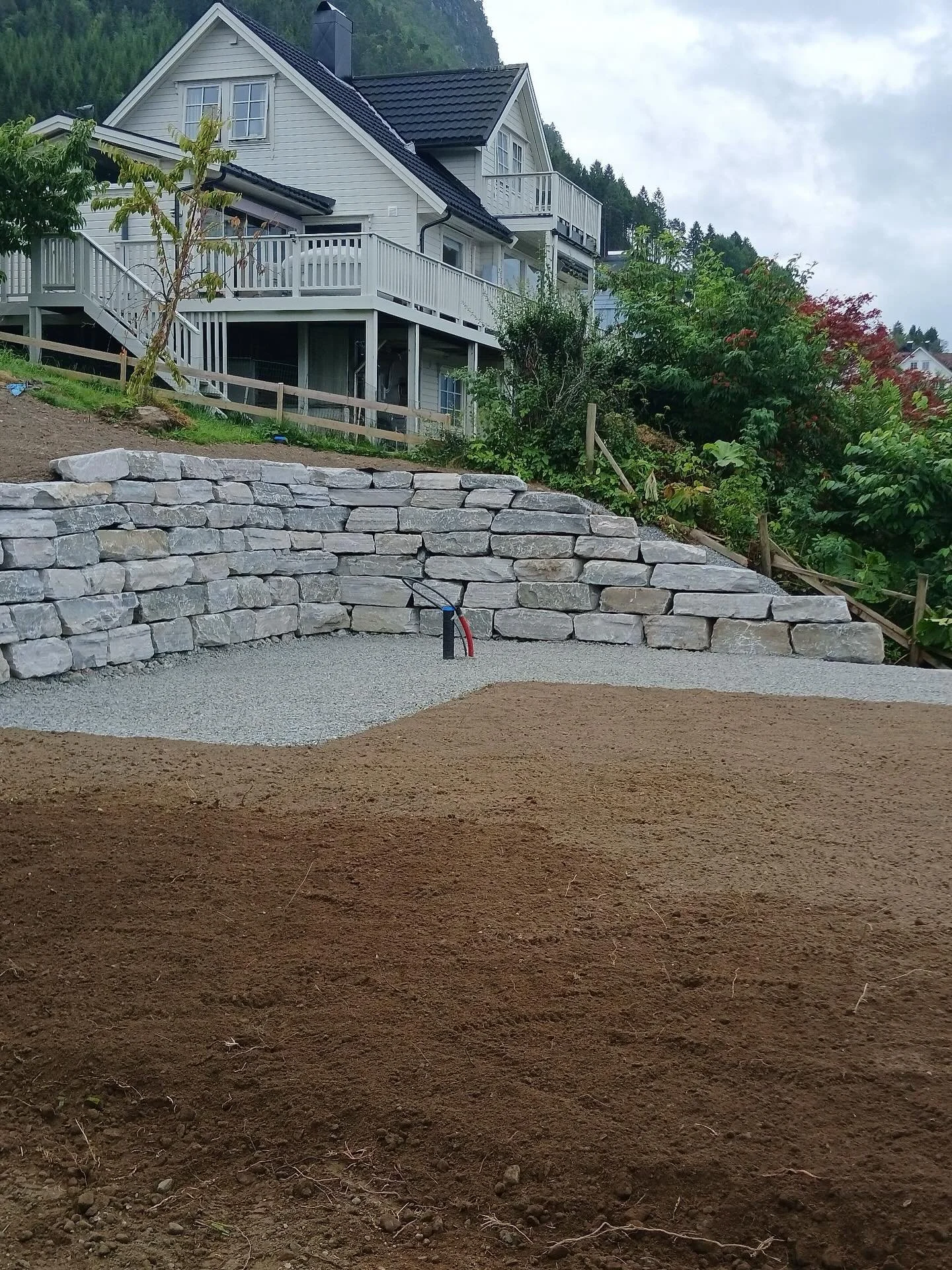 Her er litt bilder fr&aring; ulike prosjekt som er under arbeid og om du skulle lure, vi kan bist&aring; deg som kunde med f&oslash;lgande: 

🛤️ Muring av st&oslash;ttemurar i naturstein og Recon

🚜 Gr&oslash;fter med VA-anlegg

🛣️ Forberedande ar