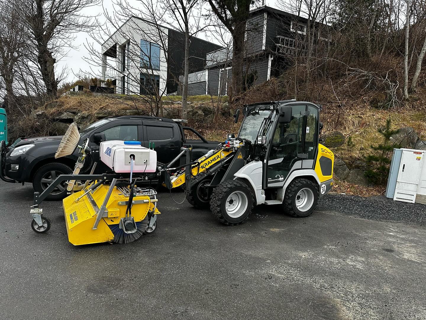 Nye maskiner har komt inn den siste tida! 🤩🚜 Her ser ein utstyr som er fleksibelt til ulike &aring;rstider og gjer kvadagen v&aring;r enklare💪 Om du treng hjelp til kosting eller graving er det berre &aring; ta kontakt 👍
📧post@urkemaskinservice.