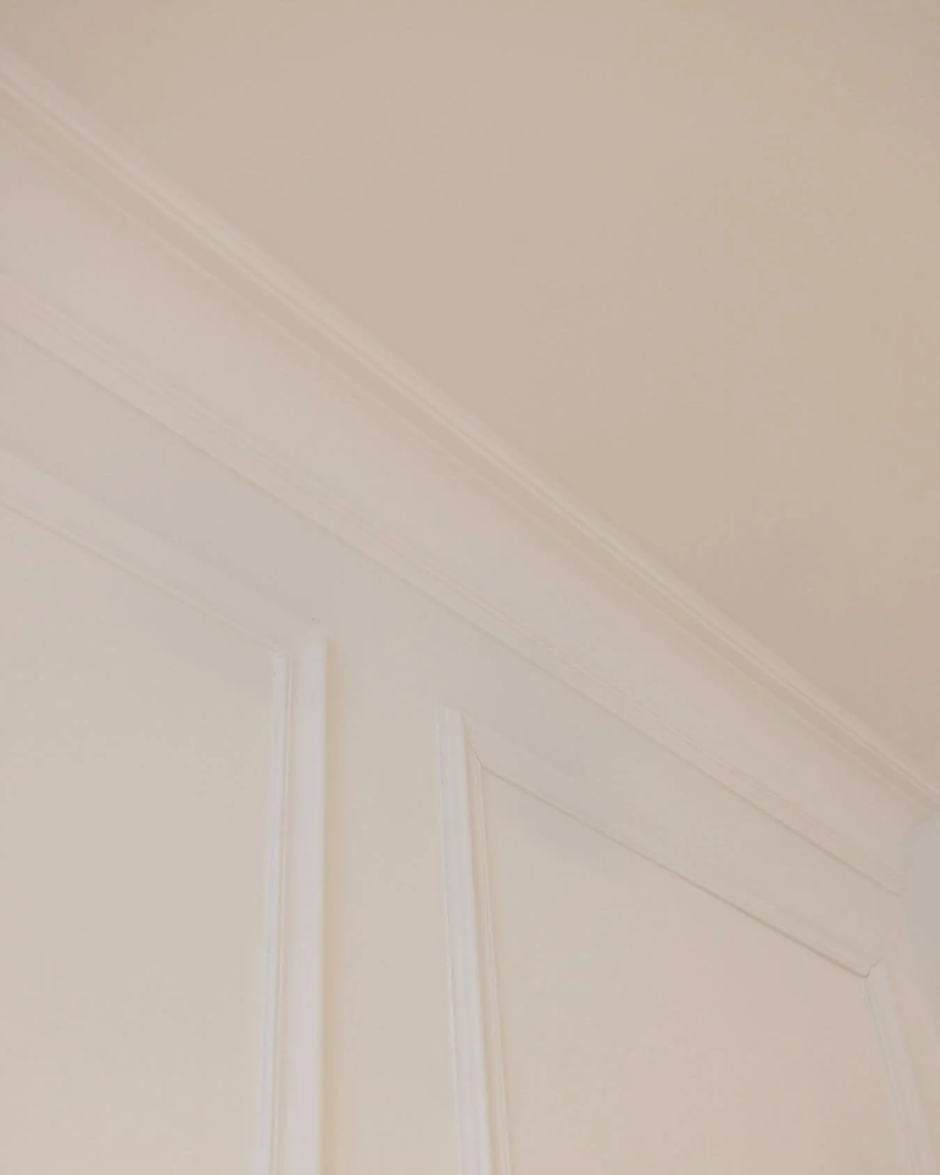 Chez MGM design, les moulures ne sont jamais un simple d&eacute;cor.
Elles structurent, rythment et donnent du caract&egrave;re &agrave; l&rsquo;espace. ✨