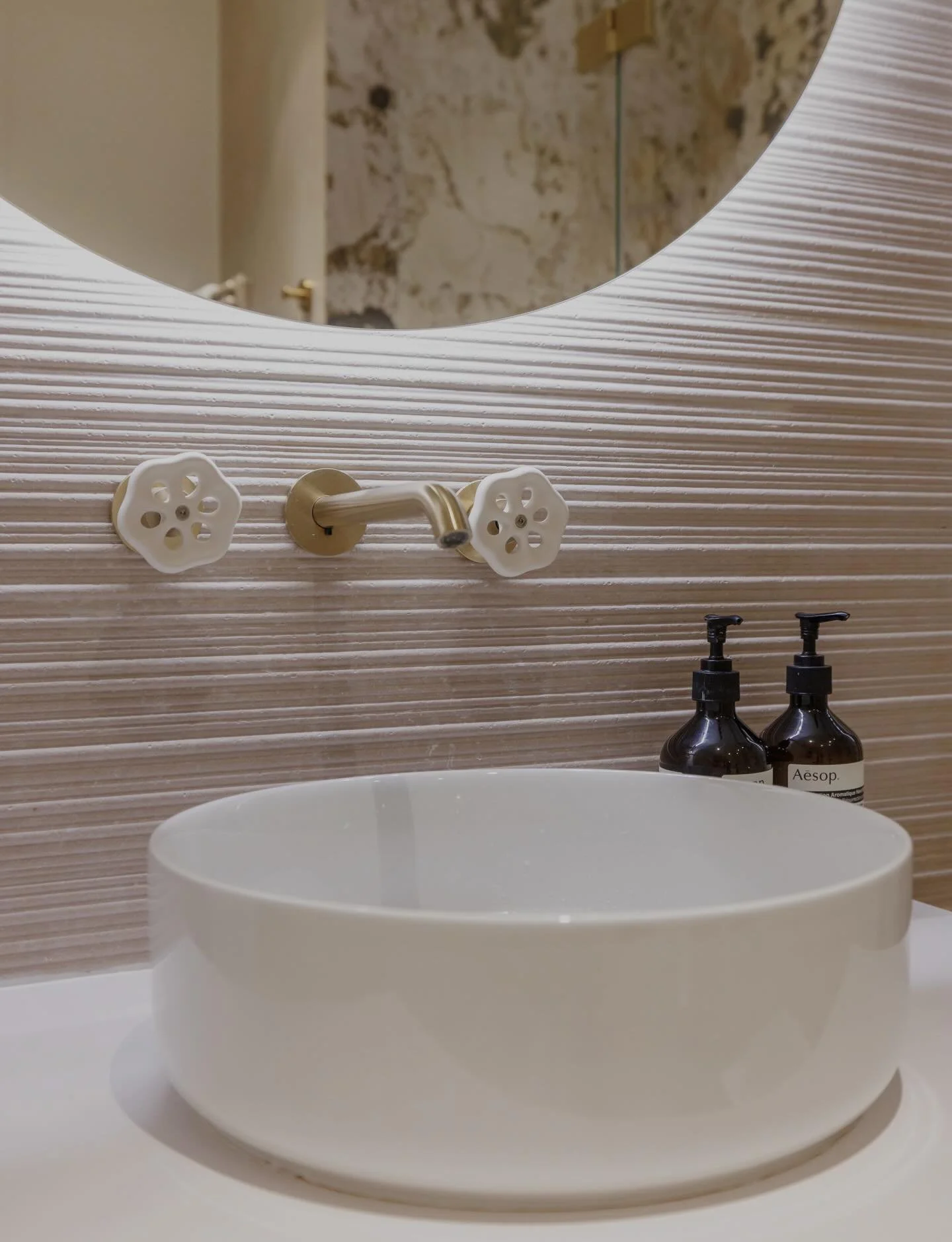 Zoom sur la vasque du projet GU.

Des lignes &eacute;pur&eacute;es,
une robinetterie murale,
et un jeu de textures qui fait toute la diff&eacute;rence. ✨