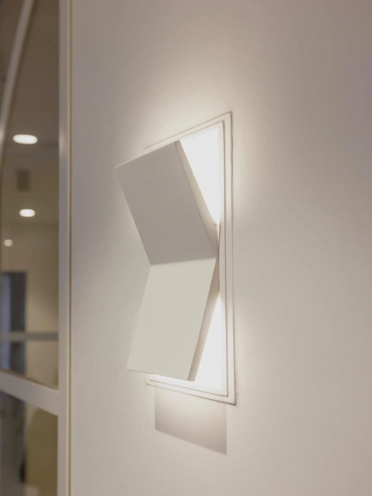 Quand la lumi&egrave;re devient un &eacute;l&eacute;ment d&rsquo;architecture 💡
Applique Domino de chez @faro_barcelona modulable et personnalisable, plac&eacute;e dans le cadre du projet GU.
Un luminaire fonctionnel, mais aussi un vrai objet d&eacu