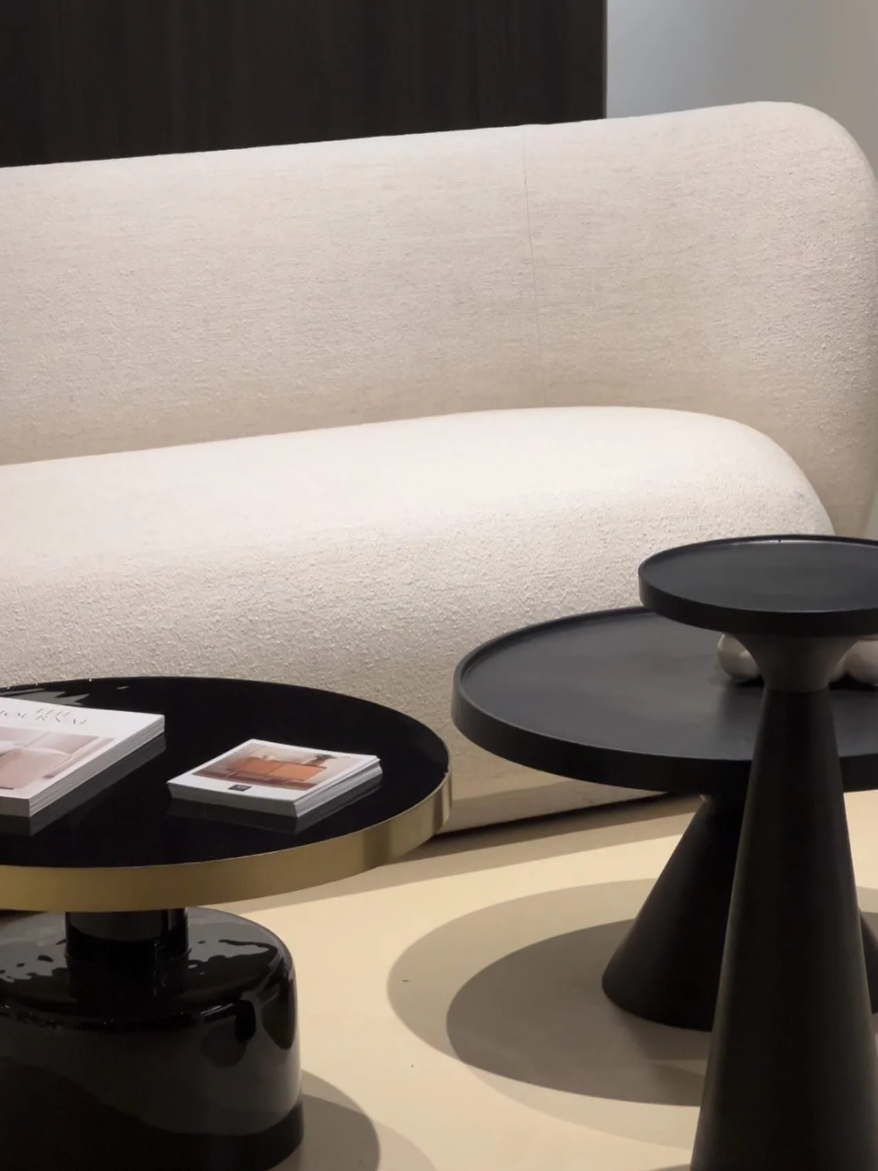 Projet SH : R&eacute;novation d&rsquo;une agence d&rsquo;architecture.
Zoom sur le coin salon du showroom, pens&eacute; pour les rdv clients : canap&eacute; @fermliving &amp; tables basses @zuiver_ , un contraste qu&rsquo;on adore 🖤