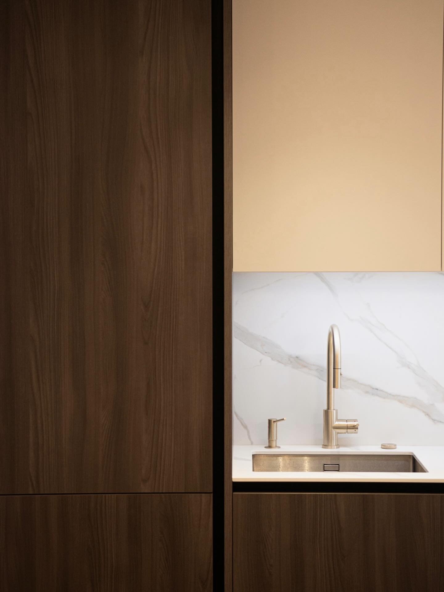 Bois fonc&eacute; pour la profondeur et la chaleur, meubles hauts clairs et cr&eacute;dence min&eacute;rale pour capter la lumi&egrave;re.
Dans le projet GU, le contraste structure l&rsquo;espace et sublime les mati&egrave;res 🤎