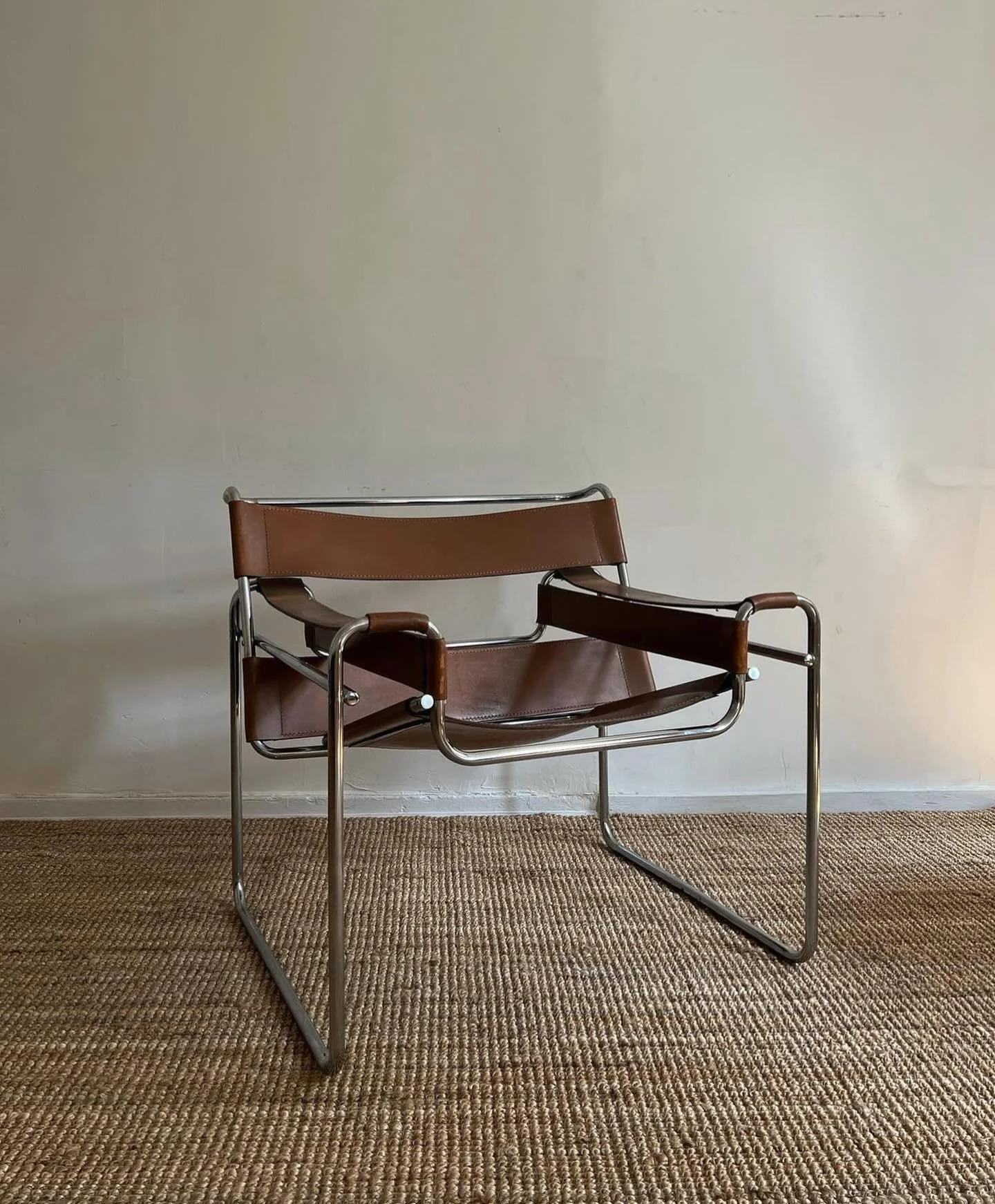 🪑Ic&ocirc;ne du Bauhaus, la chaise Wassily de Marcel Breuer.
Chez MGM design, nous aimons int&eacute;grer ces pi&egrave;ces iconiques pour donner du caract&egrave;re aux espaces.